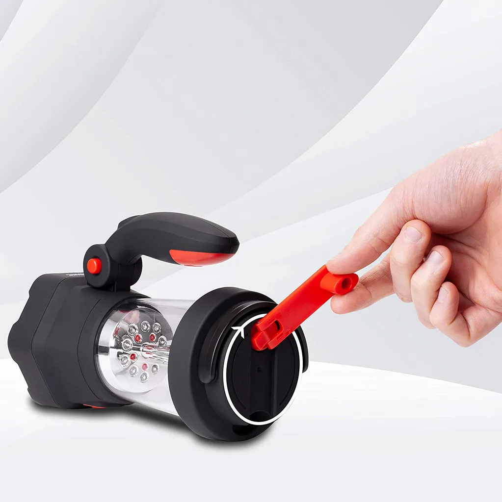 Handkurbel-Taschenlampe mit LEDs und Griff wird von einer Hand betätigt.