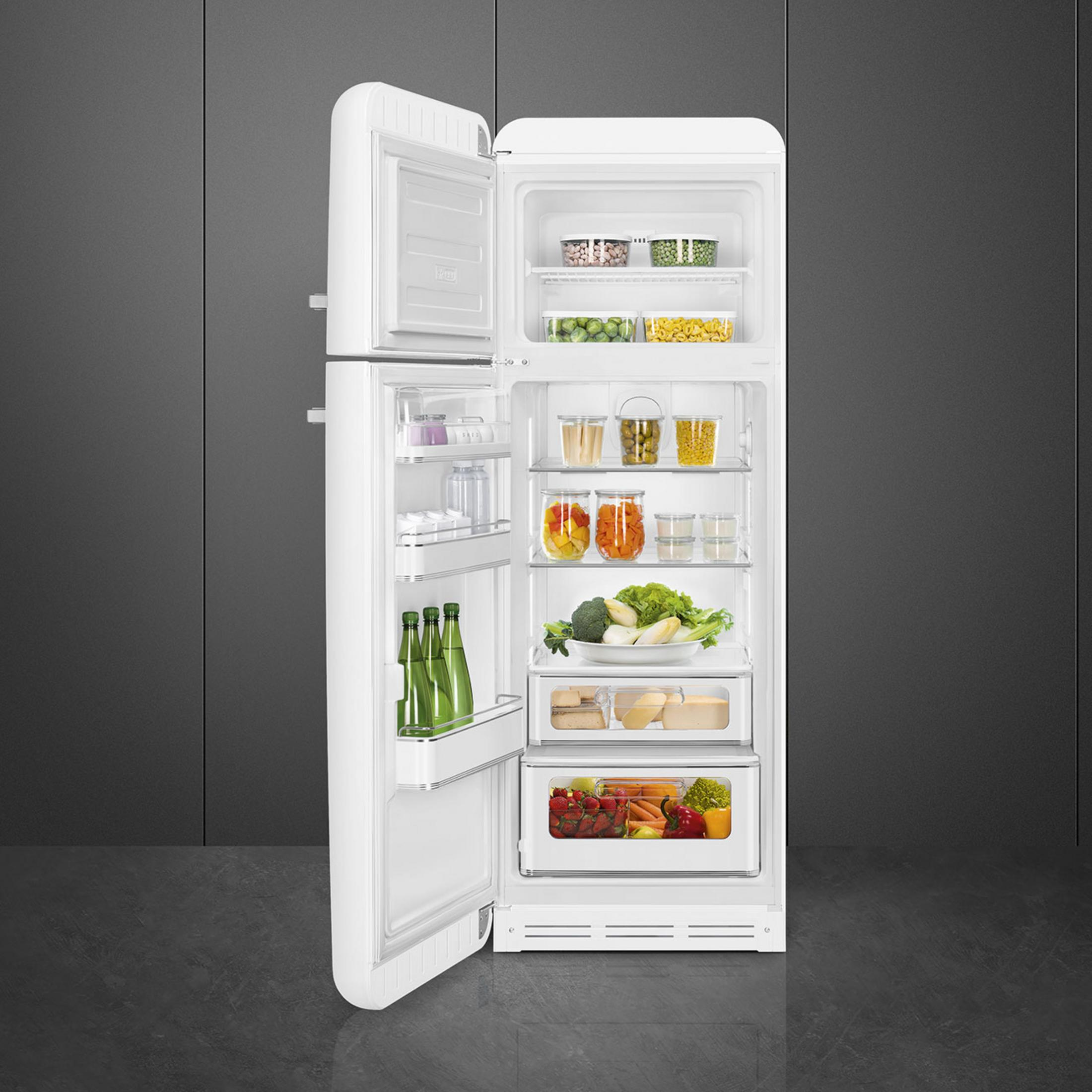 Un refrigerador blanco con la puerta abierta, lleno de alimentos.