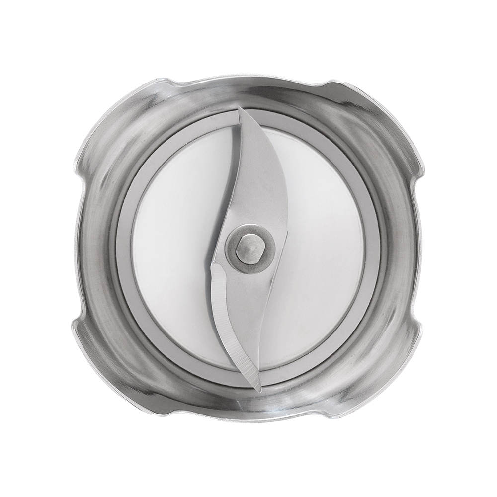 Zbliżenie ostrzy blendera z metalową obudową na białym tle.