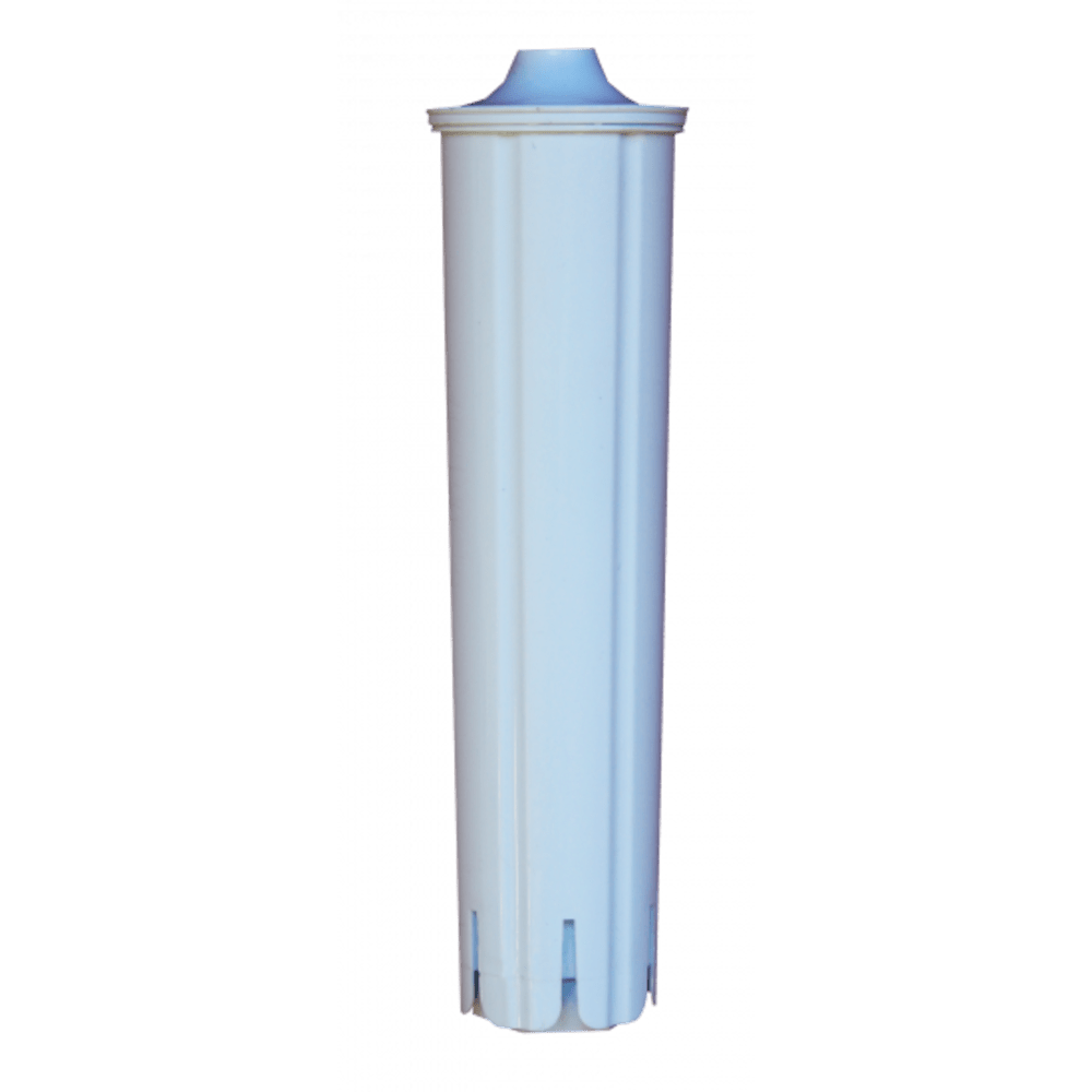 Eine weiße Wasserfilterpatrone mit gerillter Oberfläche und blauem Deckel auf grünem Hintergrund.