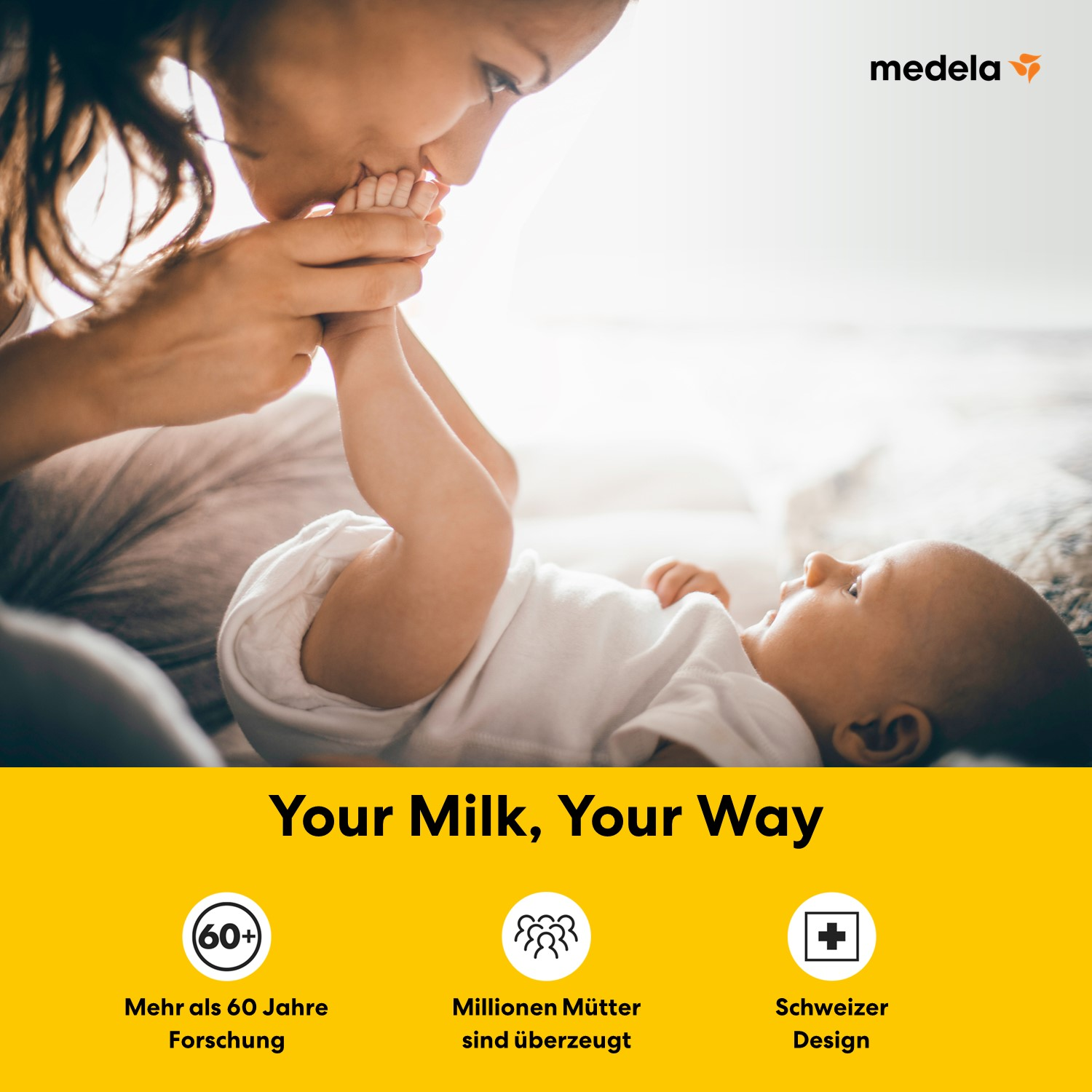 Mutter küsst Füße ihres Babys. Medela Logo oben rechts.