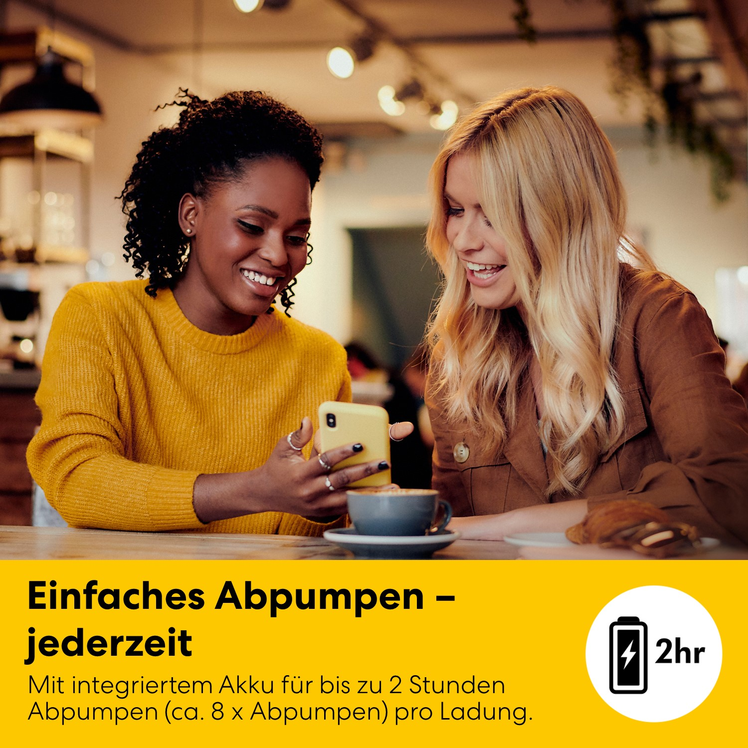 Zwei Frauen blicken auf ein Smartphone, mit Text über einfaches Abpumpen.