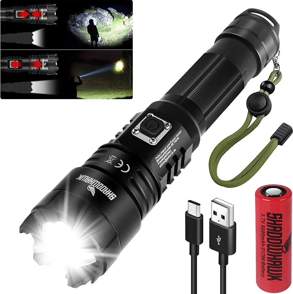 Schwarze Taschenlampe mit Akku, Ladekabeln und einer roten Batterie.