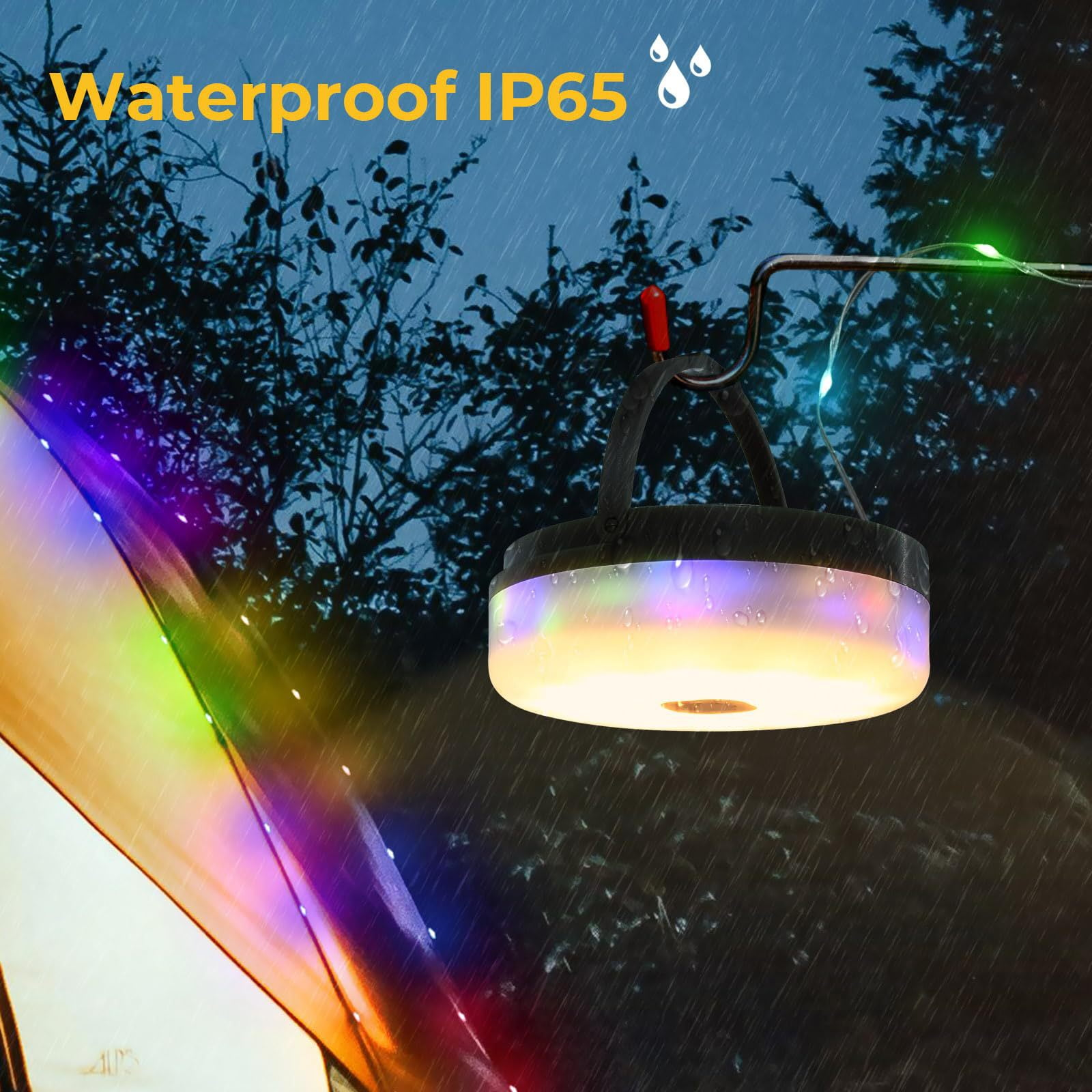 Eine Campinglampe mit Farbwechsel-LEDs hängt im Regen. Text sagt IP65.