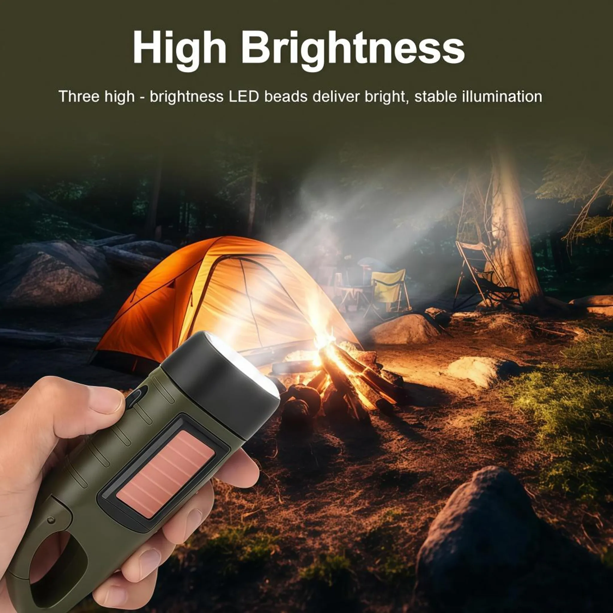 Eine Hand hält eine Taschenlampe neben einem Lagerfeuer und einem orangefarbenen Zelt auf einem Campingplatz.