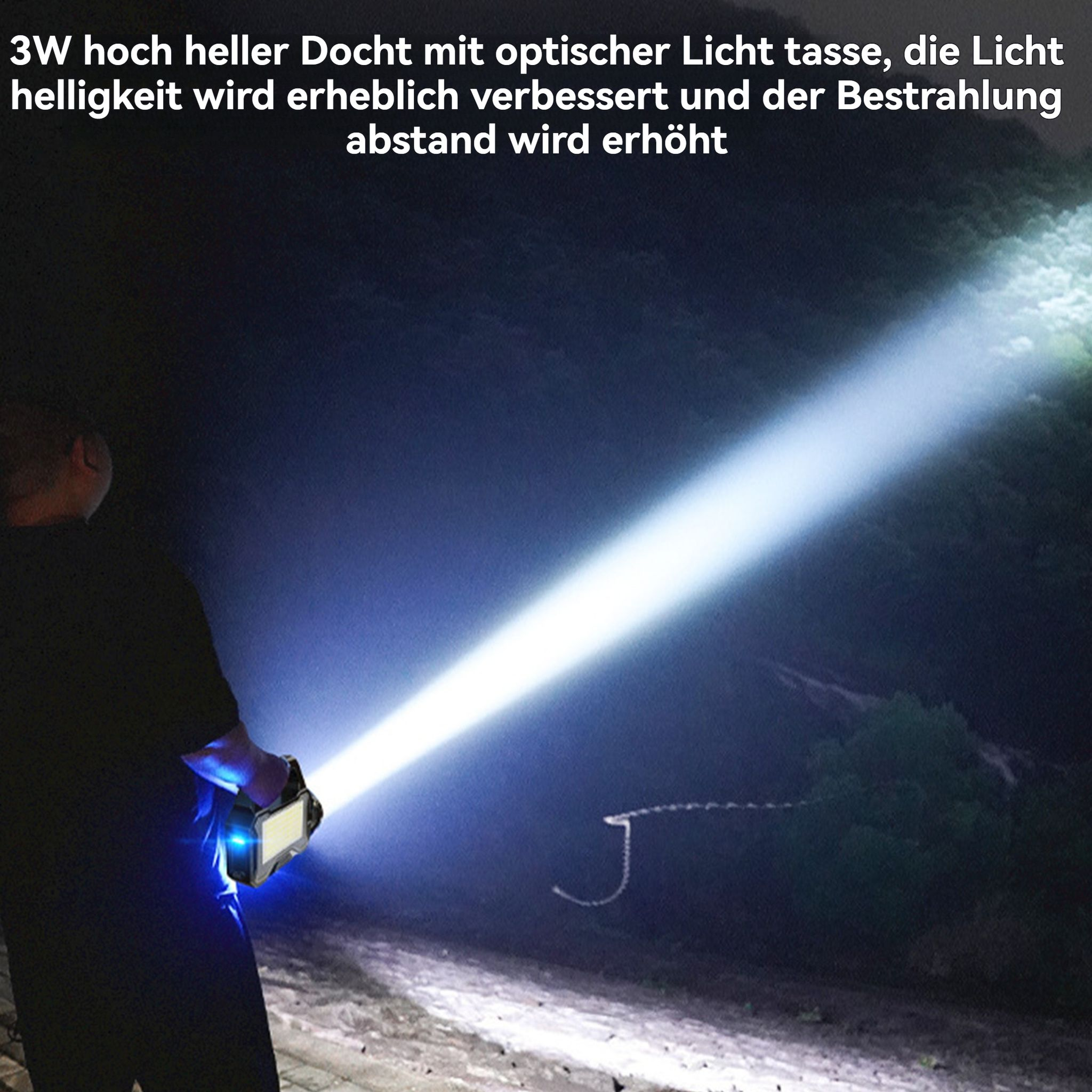 Person hält eine helle Taschenlampe, die einen starken Lichtstrahl in die Dunkelheit wirft.