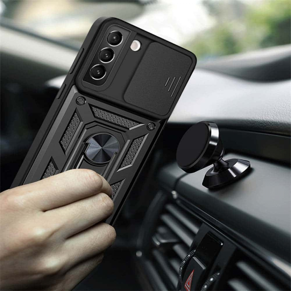 Schwarze Handyhülle mit Ringhalter und Schiebefach für Kamera in einem Auto.