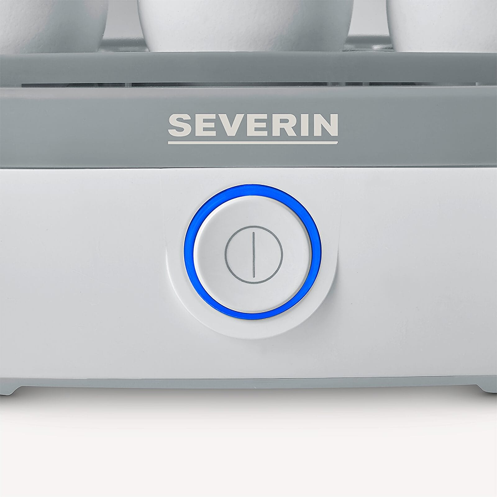 Zbliżenie białego urządzenia z logo SEVERIN i podświetlanym niebieskim przyciskiem.