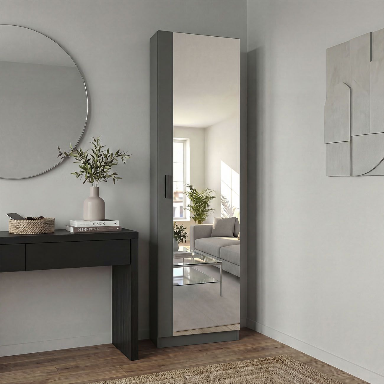 Armario gris alto con espejo que refleja una sala de estar con sofá y mesa de centro.