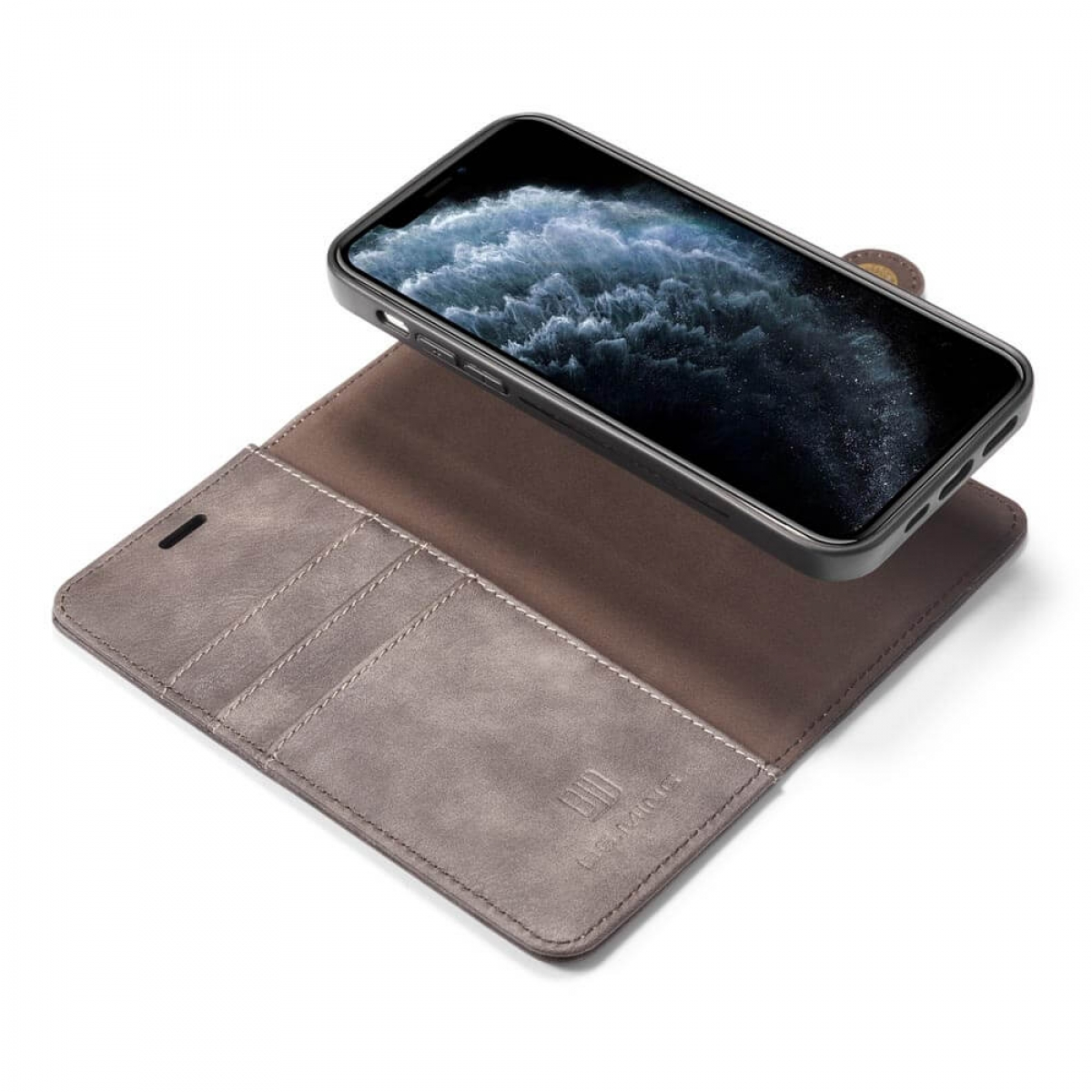 Ein graues Leder-Flip-Phone-Etui mit einem Handy darin, auf weißem Hintergrund.
