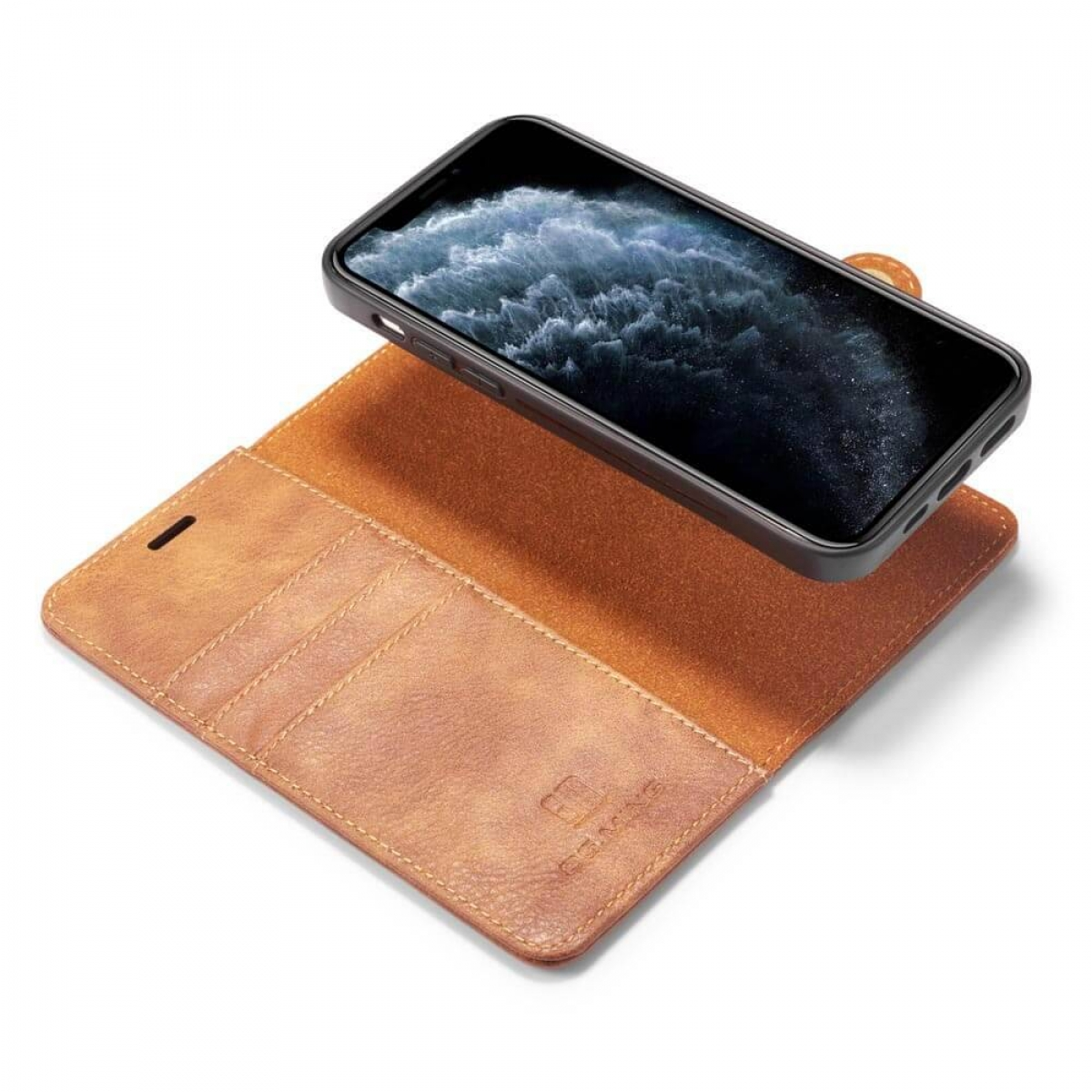 Eine braune Leder-Handyhülle ist geöffnet, ein Smartphone befindet sich darin.