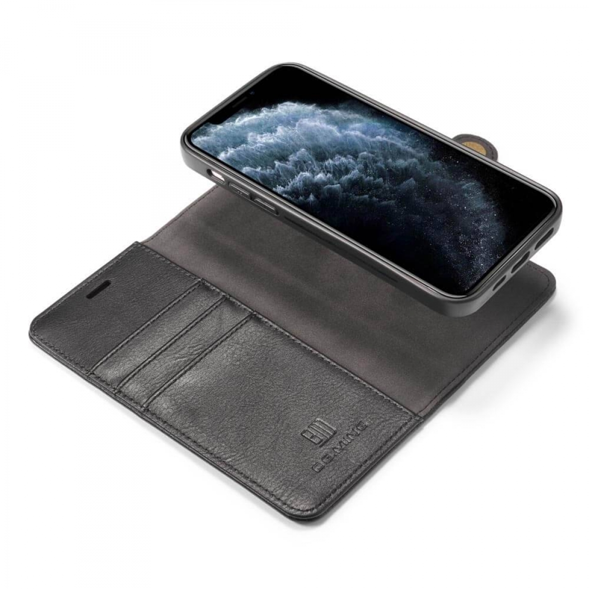 Ein schwarzes Handy mit offenem Lederetui auf weißem Hintergrund.