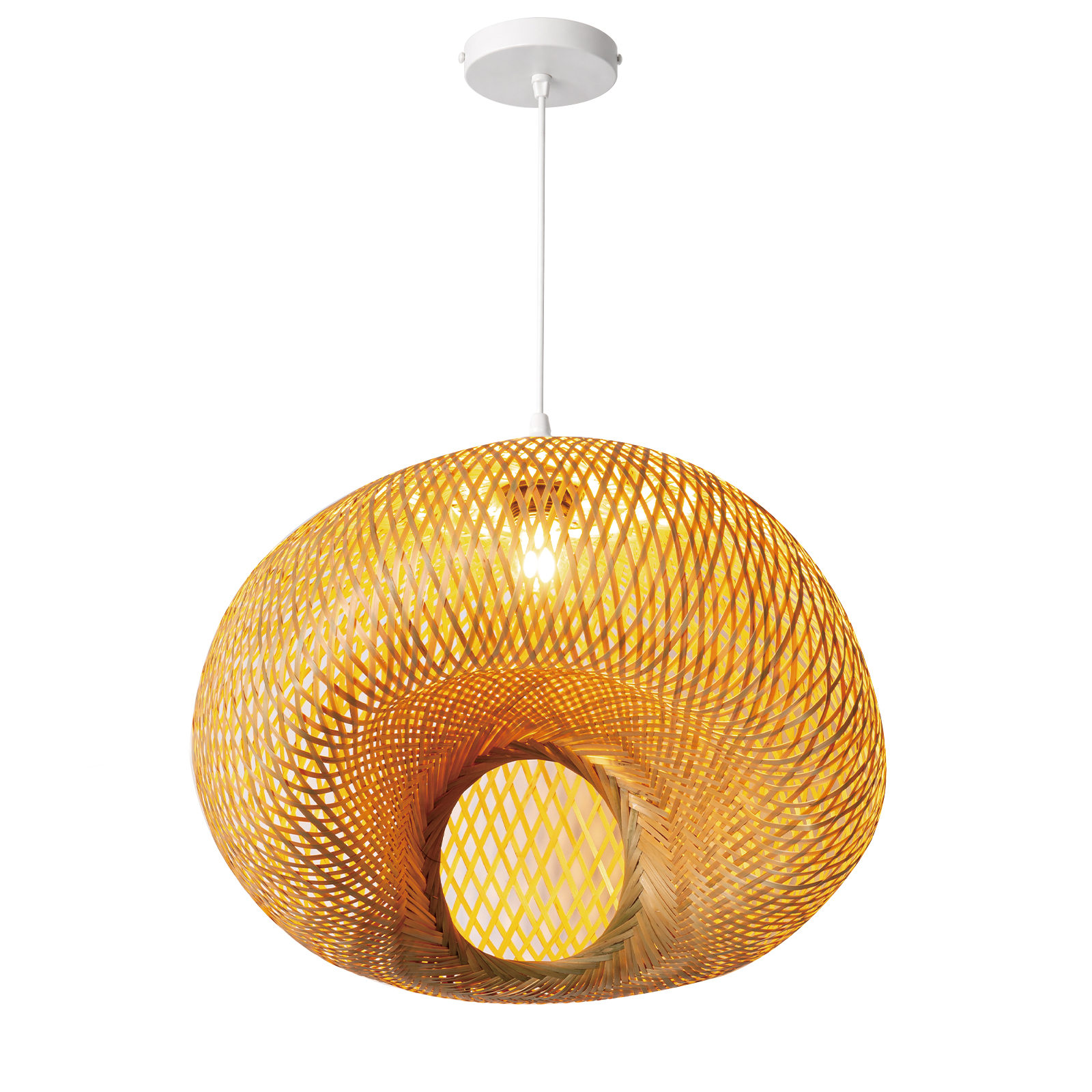 Una lámpara colgante redonda tejida en imitación madera, tonos ámbar y dorados.