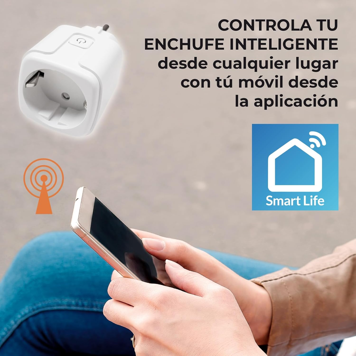 Un enchufe inteligente blanco y una mano sujetando un móvil. Control por app.
