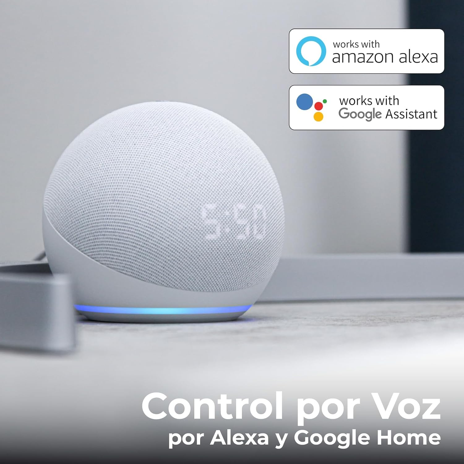 Dispositivo blanco para el hogar inteligente muestra las 5:50, con logos.