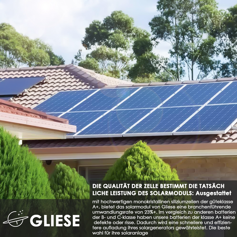 Solarpanels auf einem Hausdach, umgeben von Grün und Bäumen.