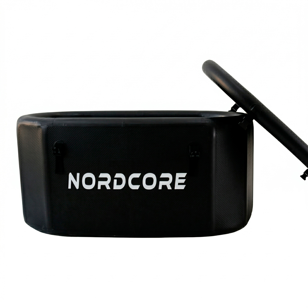 Schwarzer aufblasbarer Behälter mit weißem NORDCORE-Logo und teilweisem Lenker.