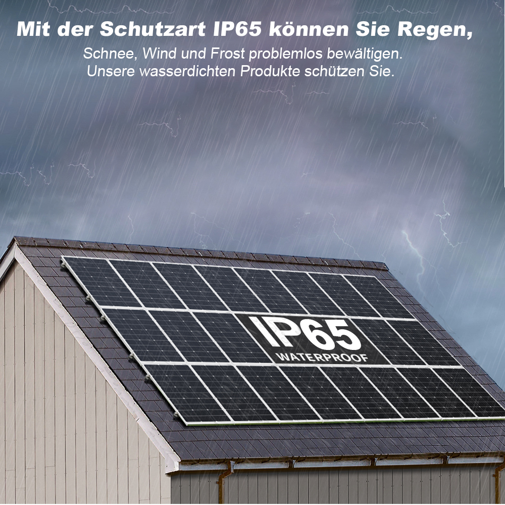 Solarpanels auf einem Hausdach bei Regen, mit IP65-Siegel.