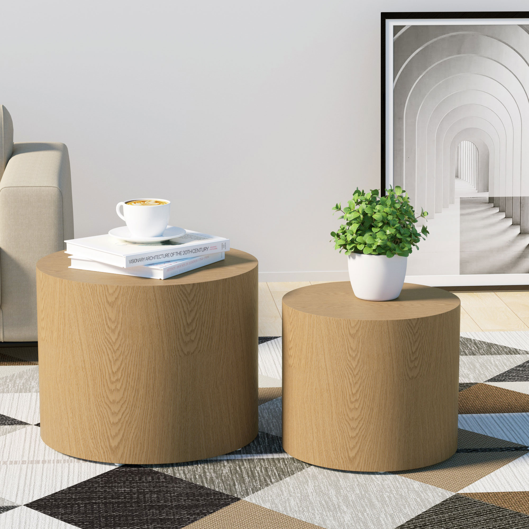 Zwei runde Holztische stehen auf einem Teppich mit geometrischem Muster.