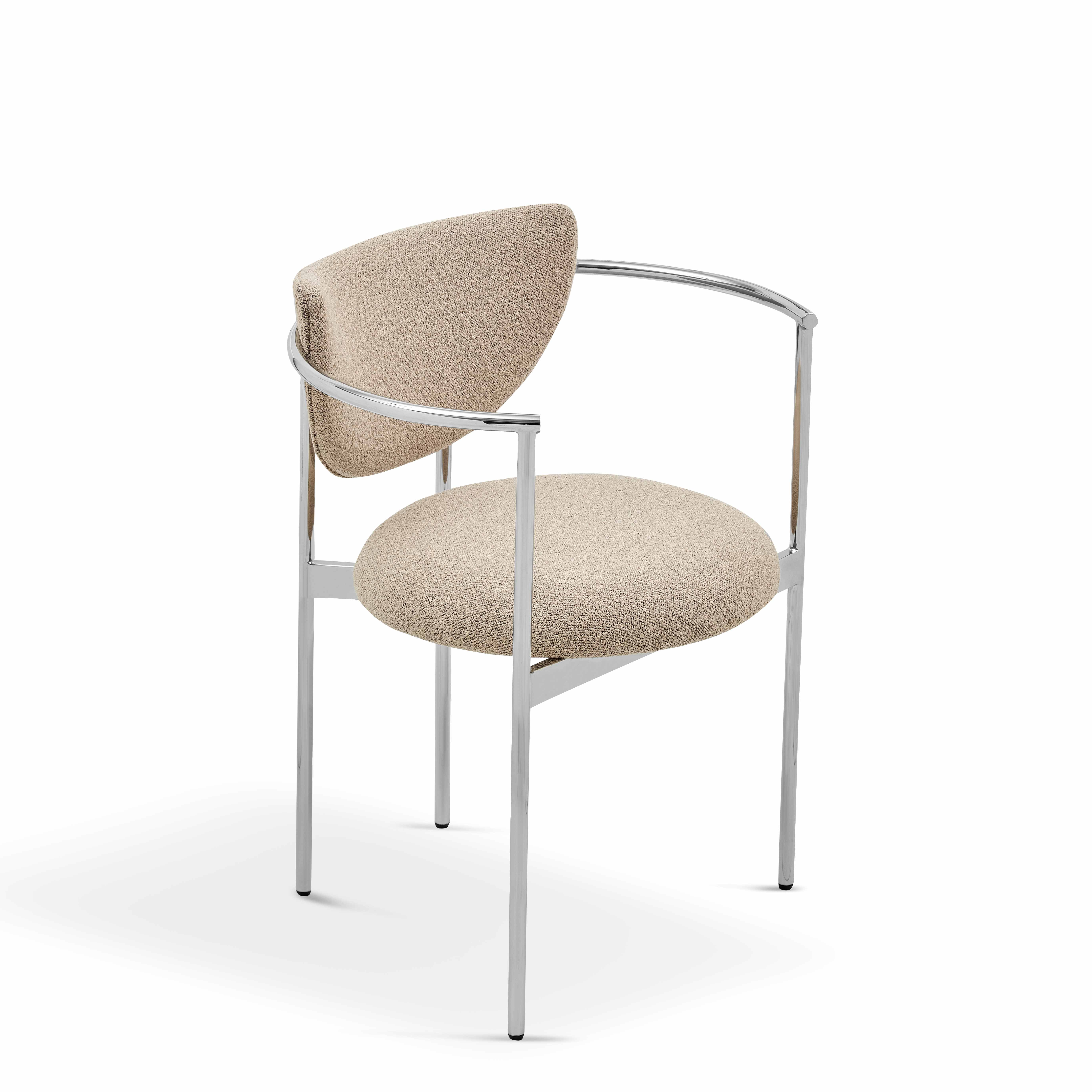 Ein beiger Bouclé-Sessel mit Chromgestell auf weißem Hintergrund.