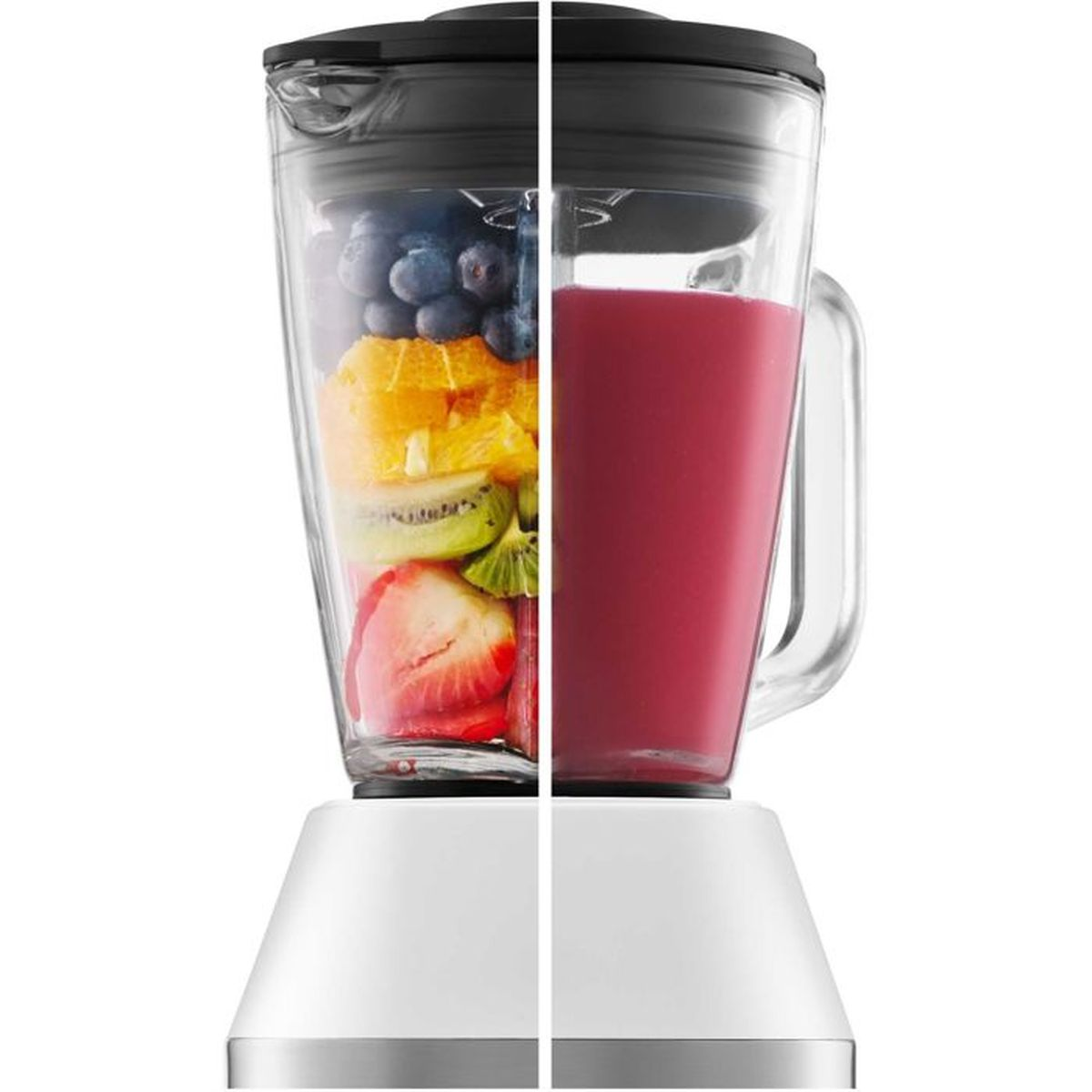 Ein Mixer mit Früchten und fertigem Smoothie auf weißem Hintergrund.