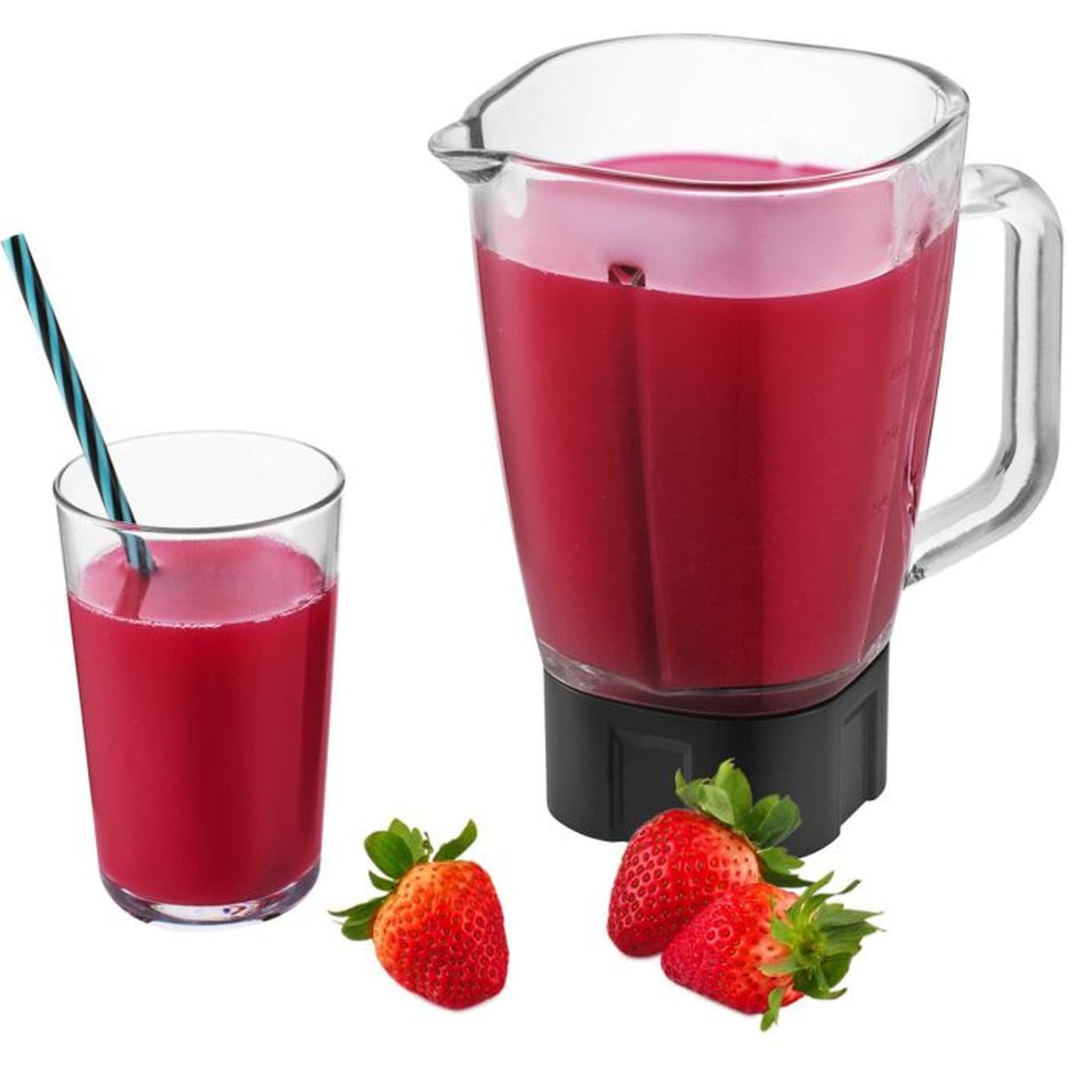 Ein Glas und ein Mixerbehälter gefüllt mit rotem Saft, daneben Erdbeeren.