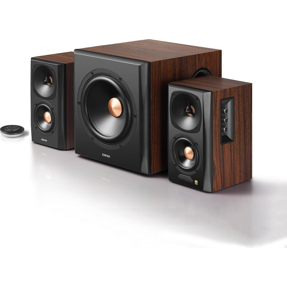 Głośniki w drewnianym wykończeniu: subwoofer i dwa głośniki satelitarne.