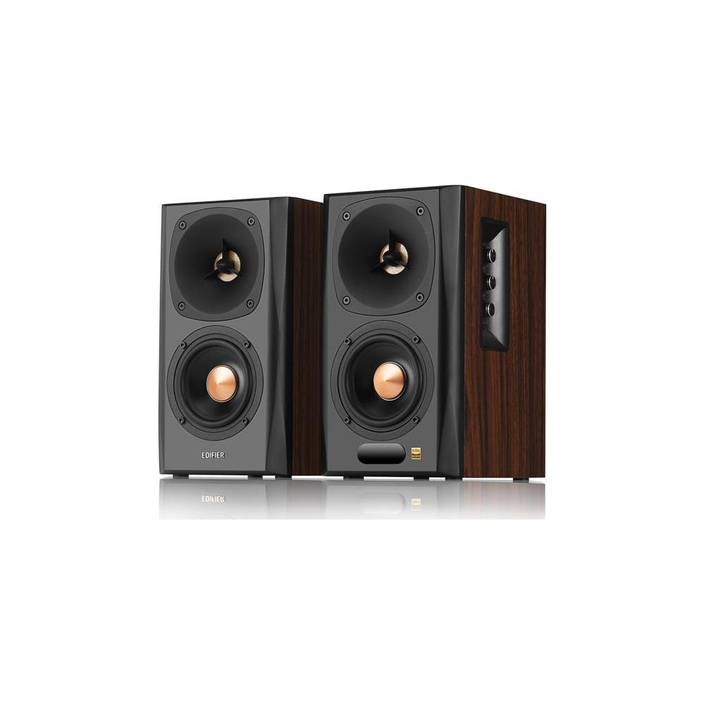 Dwa głośniki Edifier z bokami imitującymi drewno, czarnymi frontami i złotymi membranami.