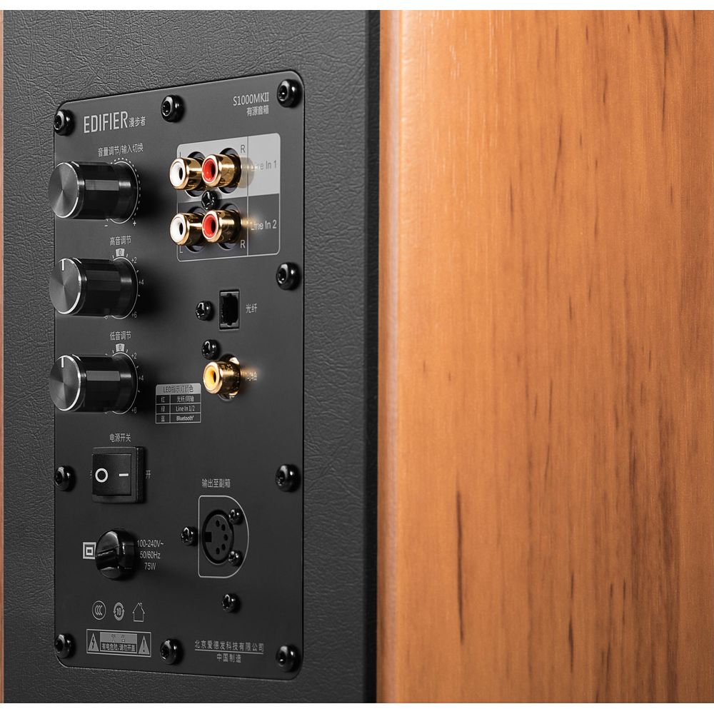 Tylny panel głośnika z gałkami, portami i przełącznikami.