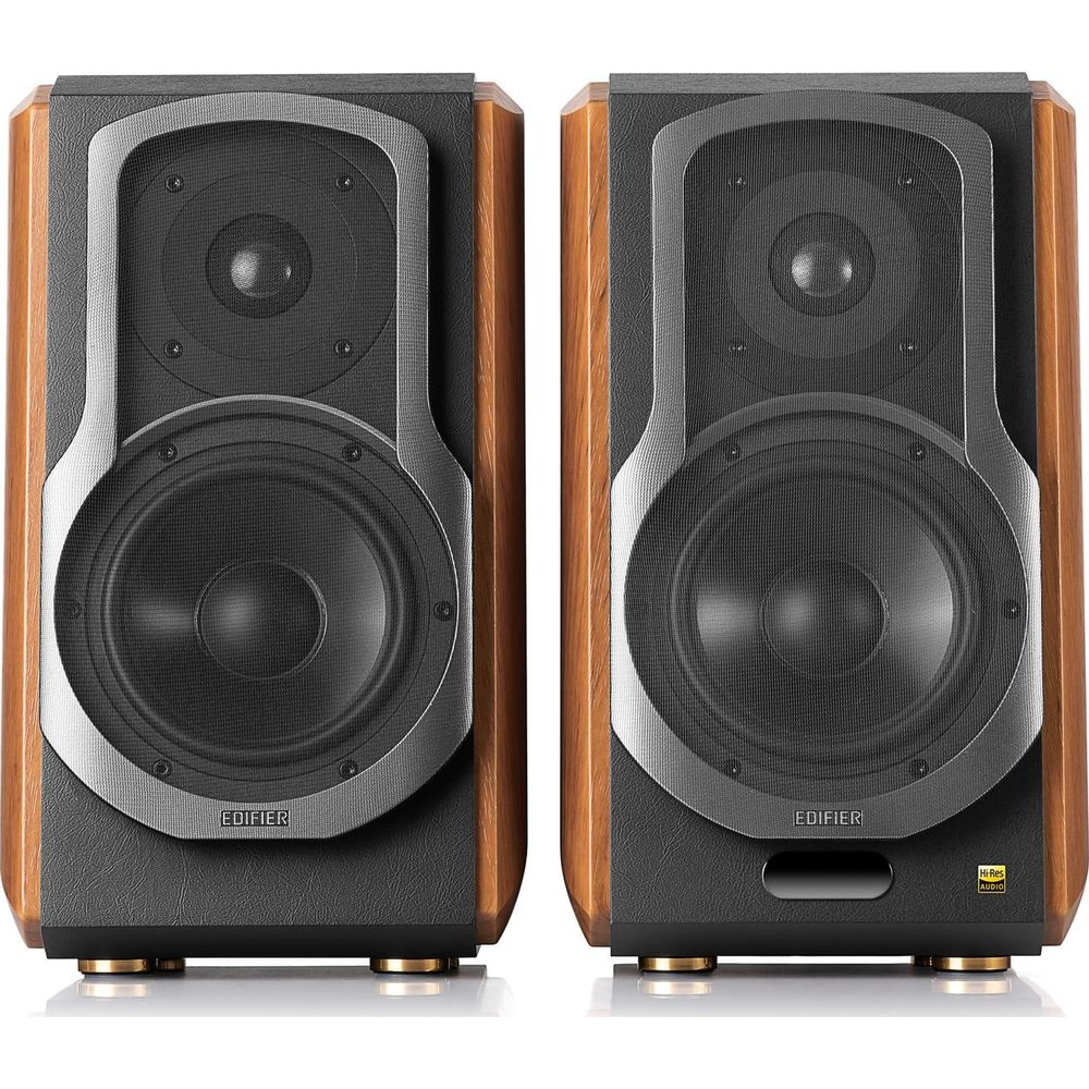 Dwa głośniki Edifier w drewnianej obudowie z czarnymi frontami.