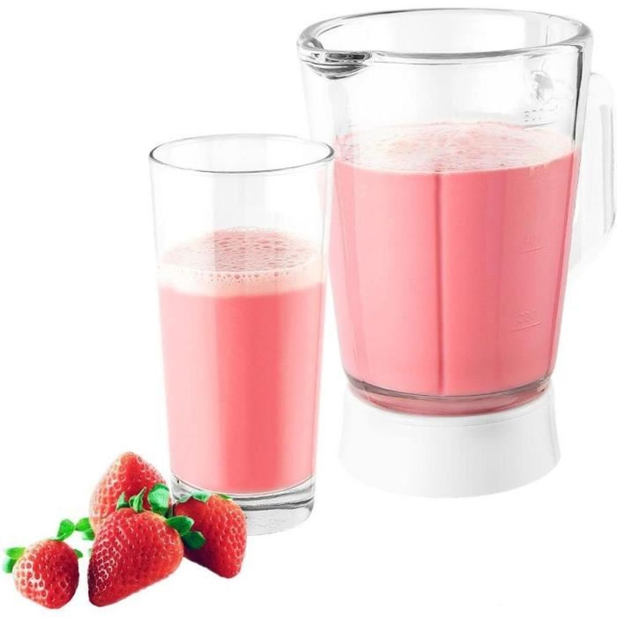 Un bicchiere e un boccale del frullatore con bevanda rosa, con fragole accanto.