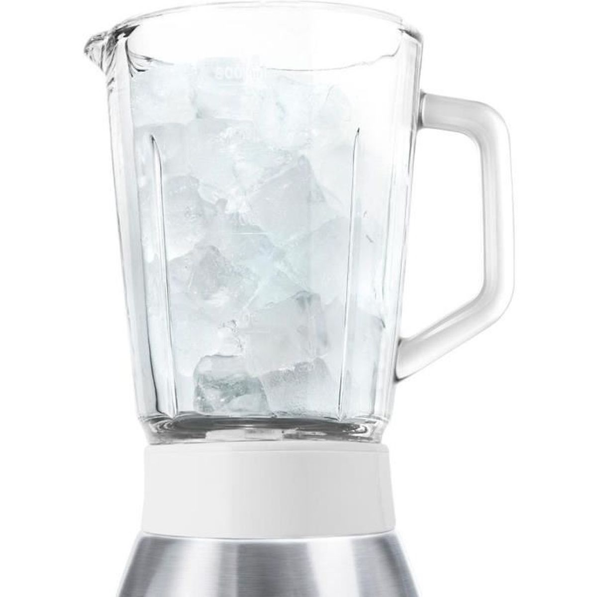 Caraffa frullatore in vetro riempita di cubetti di ghiaccio, su sfondo bianco.