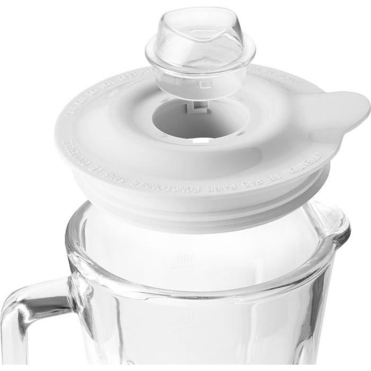 Un coperchio bianco in plastica per frullatore con inserto a tappo trasparente si appoggia su una caraffa di vetro.