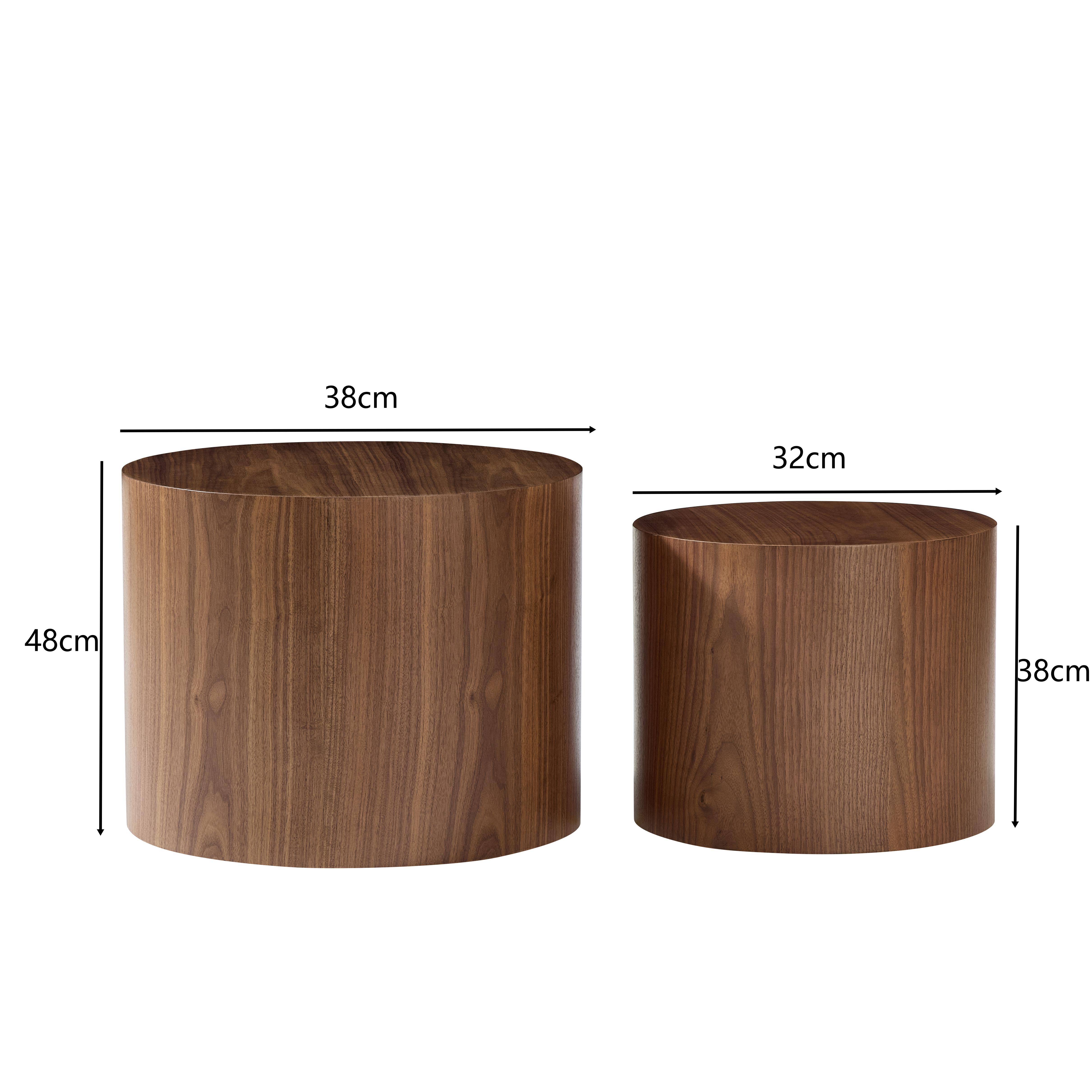 Zwei runde Holztische. Ein großer Tisch (38x48cm) und ein kleinerer (32x38cm).