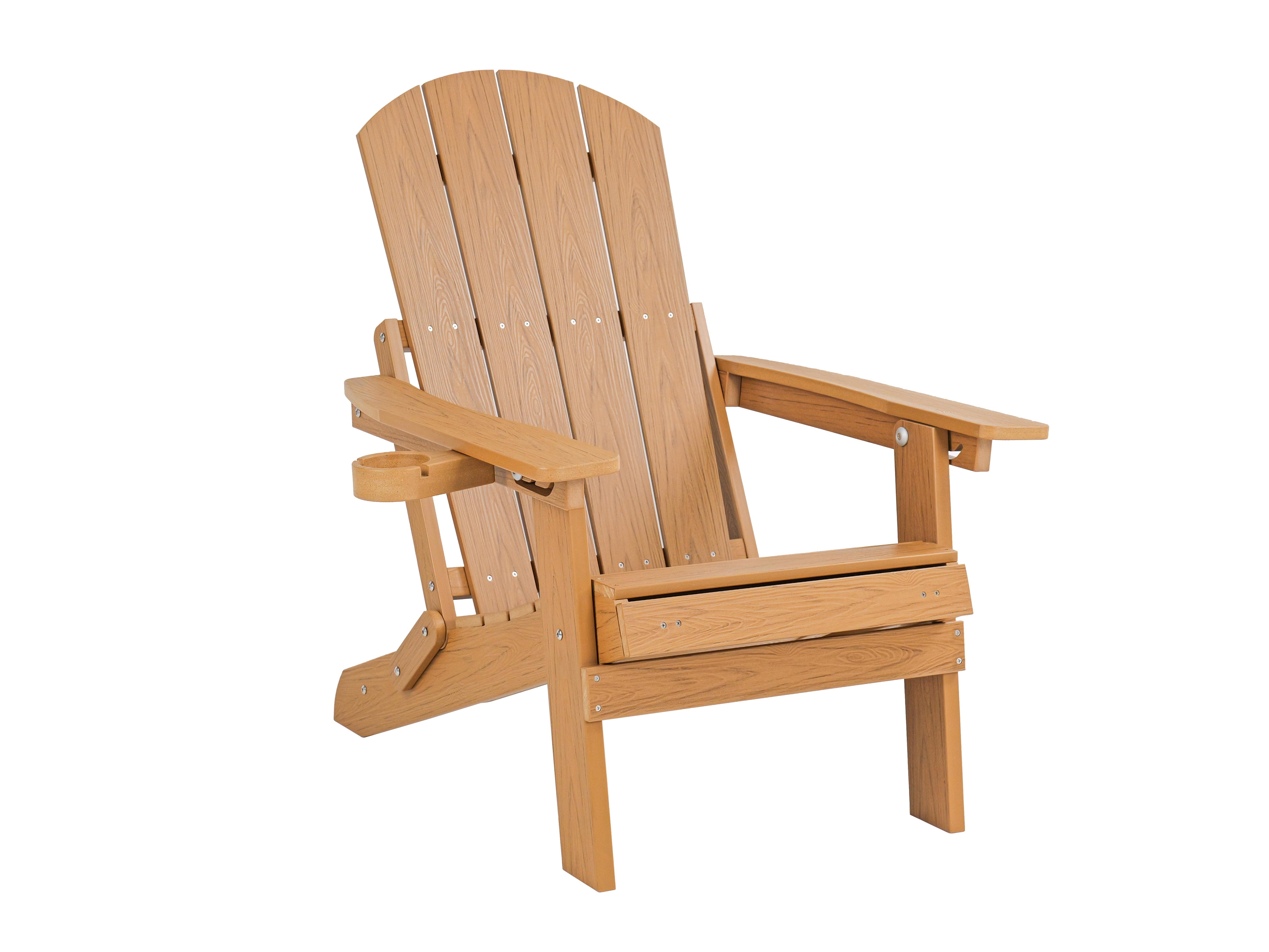 Eine braune Adirondack-Liege mit Getränkehalter, auf weißem Hintergrund.