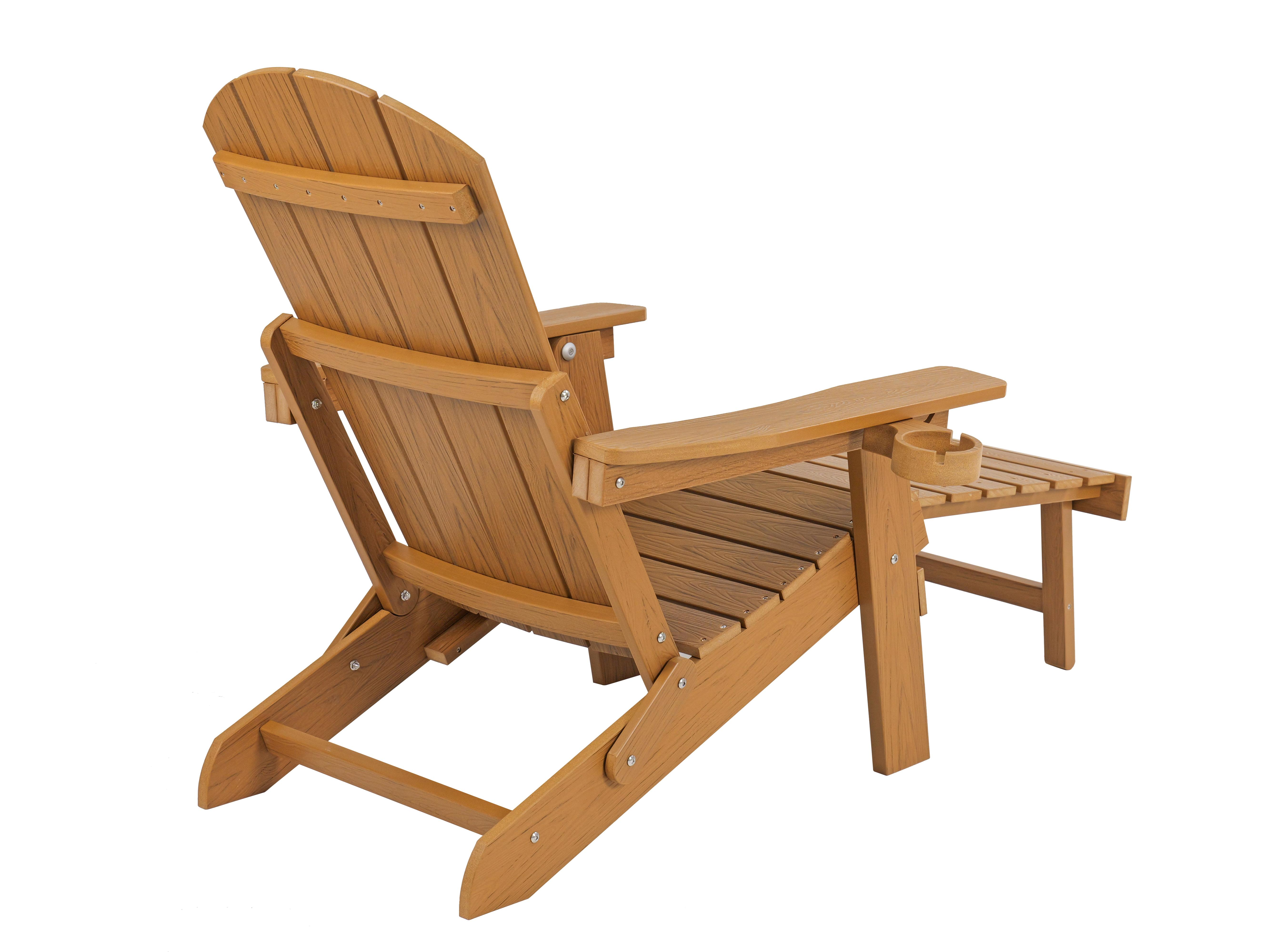 Brauner Adirondack-Stuhl mit Beistelltisch und Getränkehalter.