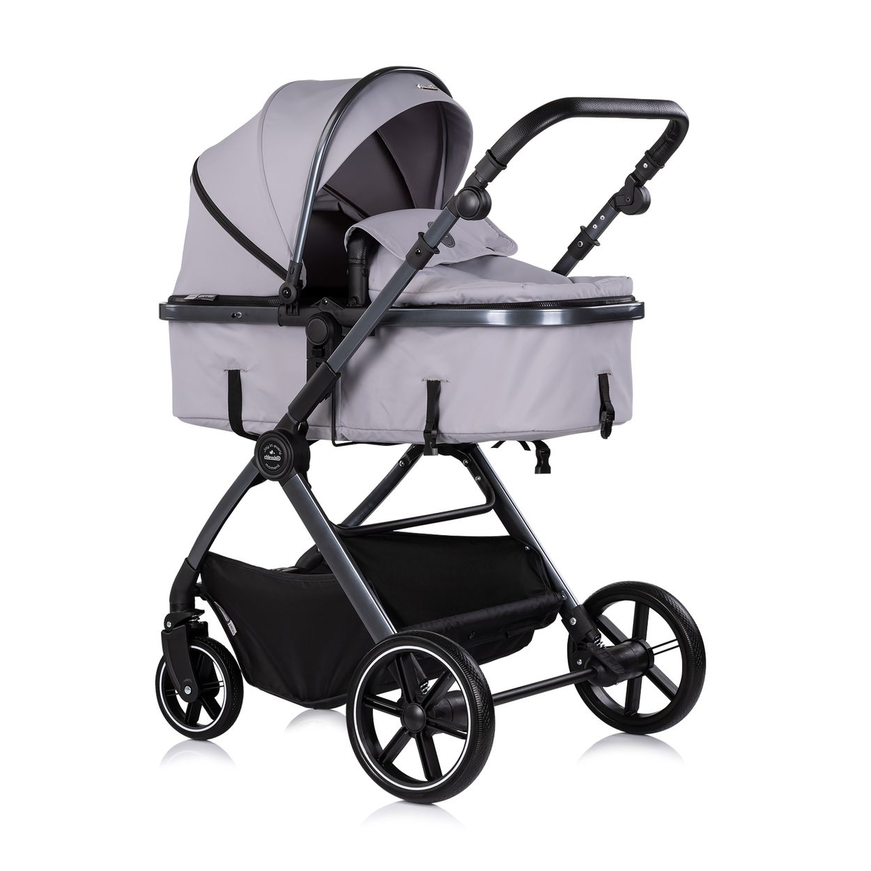Ein grauer Kinderwagen mit schwarzem Griff und Rädern steht auf weißem Grund.