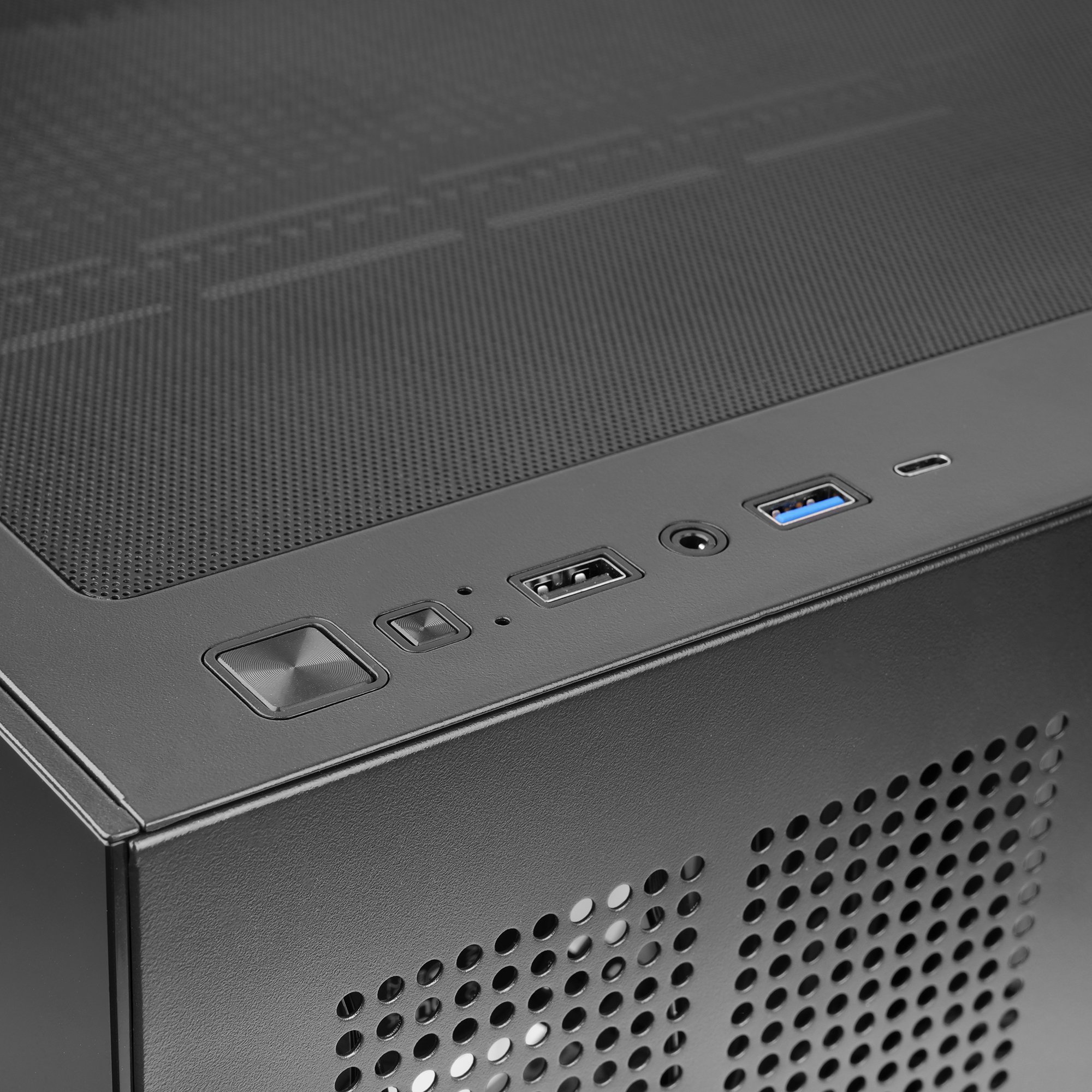 Pannello superiore case PC nero con porte USB, jack audio e pulsante di accensione.