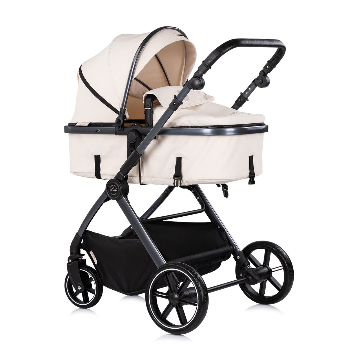 Ein cremefarbener Kinderwagen mit schwarzem Gestell und Verdeck, auf weißem Hintergrund.