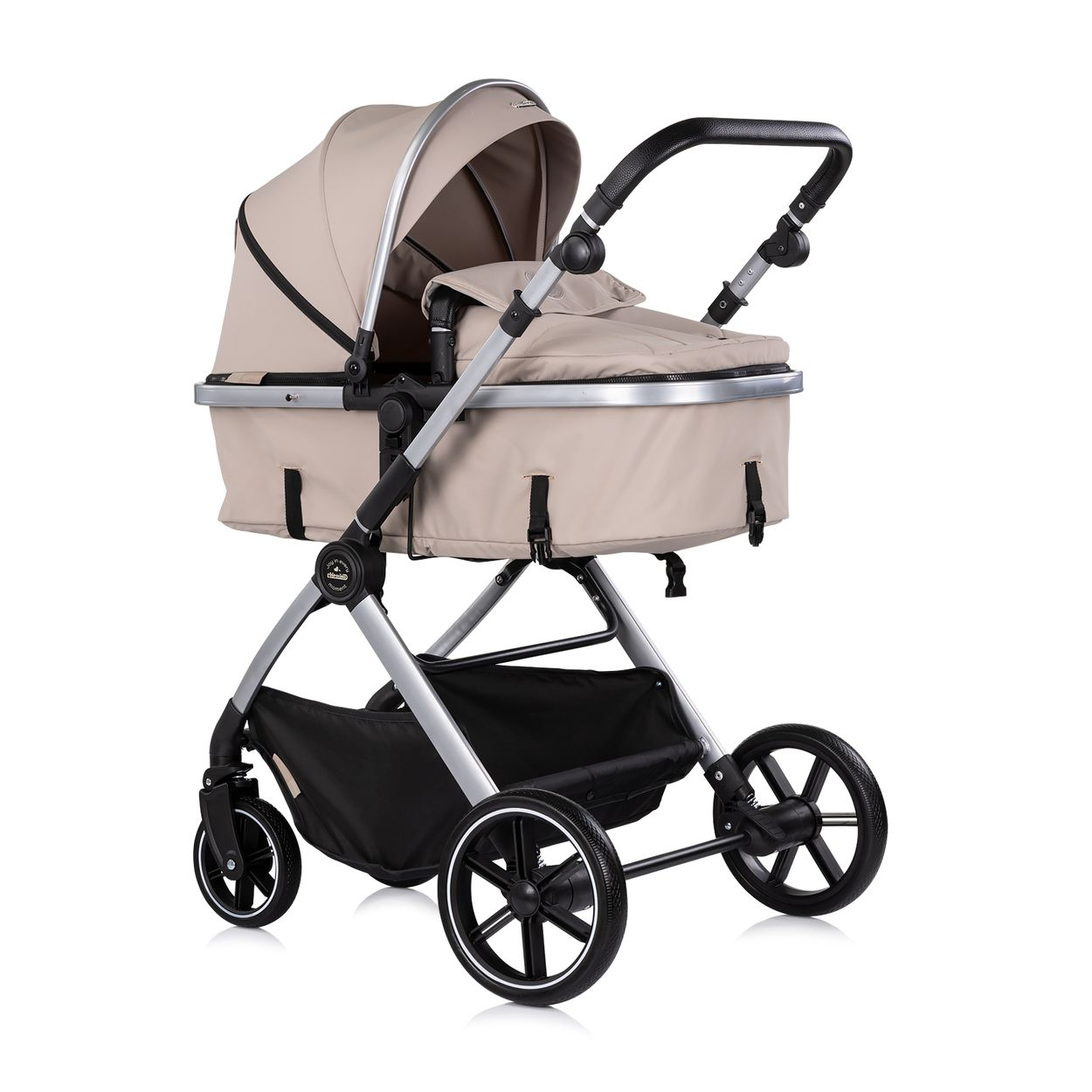 Ein beiger Kinderwagen mit silbernem Rahmen und schwarzen Rädern.