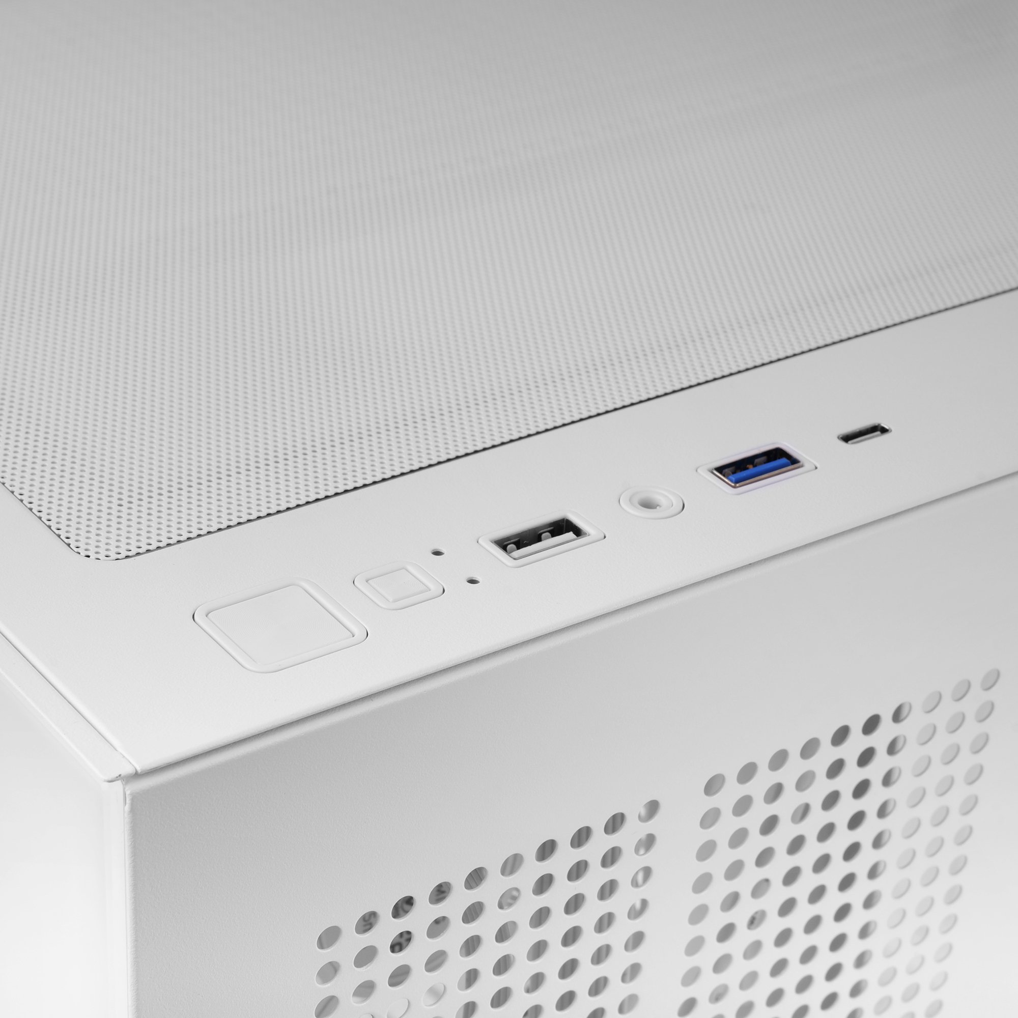 Parte superiore case PC bianco con porte USB e griglia di ventilazione.