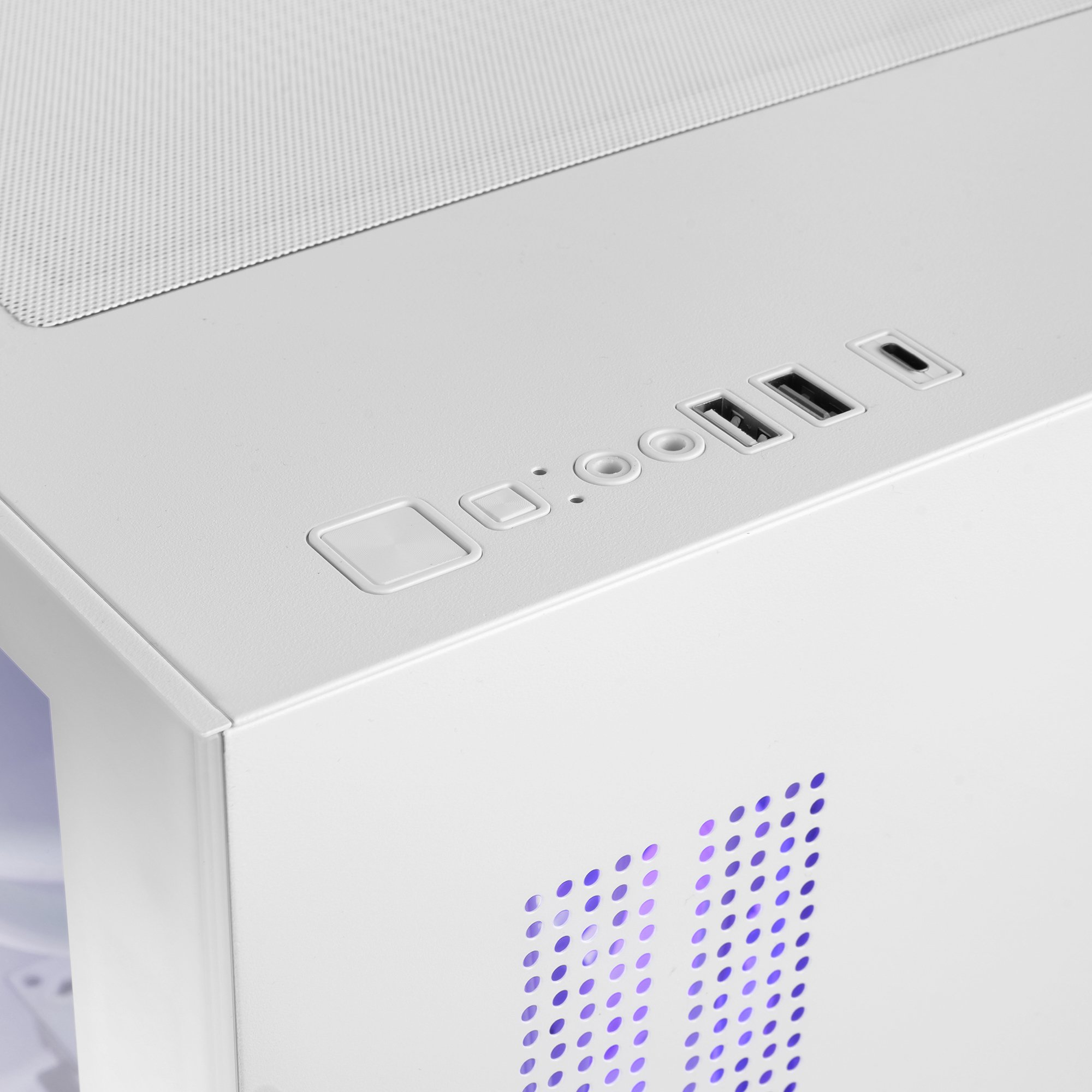 Pannello frontale case PC bianco con porte USB, jack audio e pulsante di accensione.