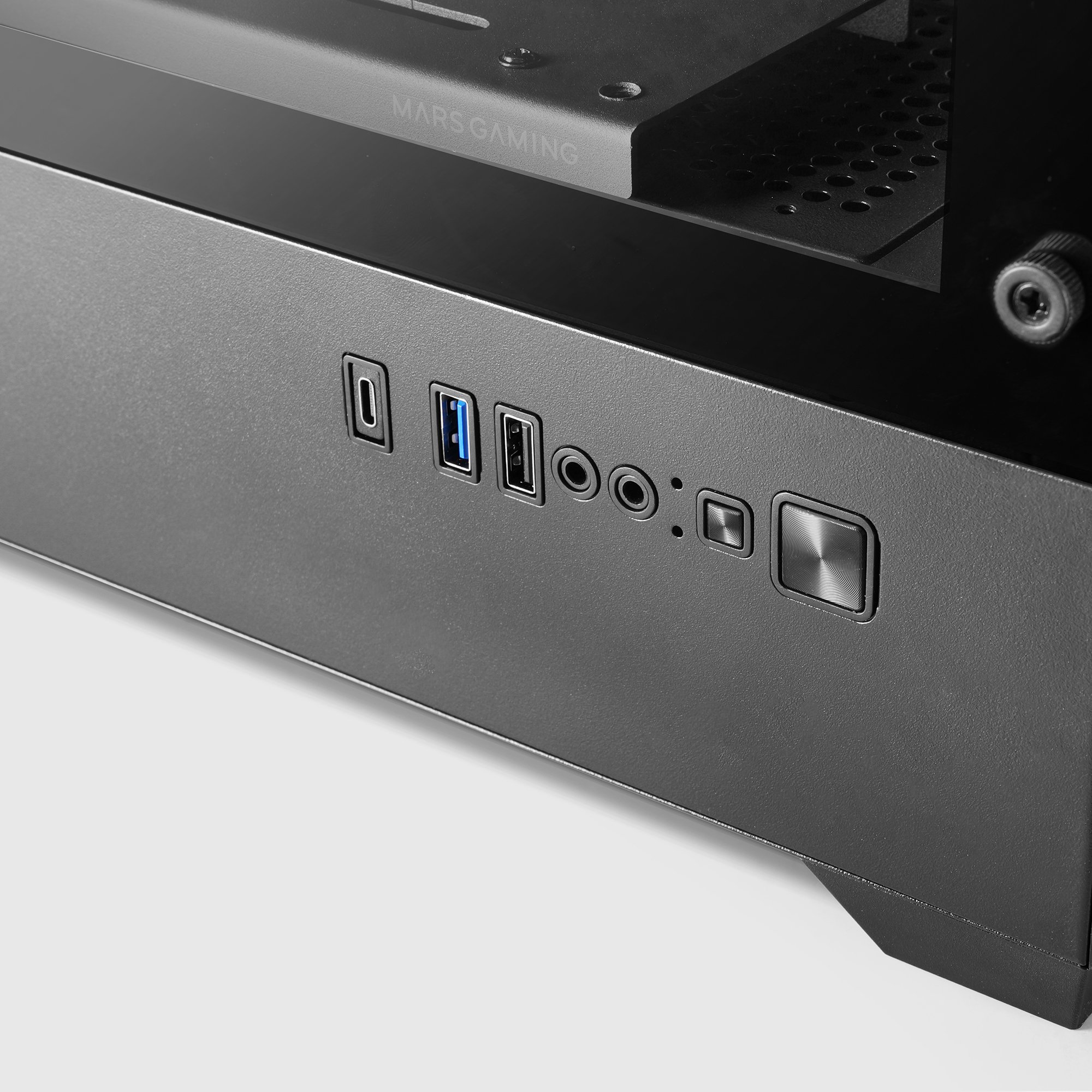 Caja de PC negra con puertos: USB, tomas de audio y botón de encendido.