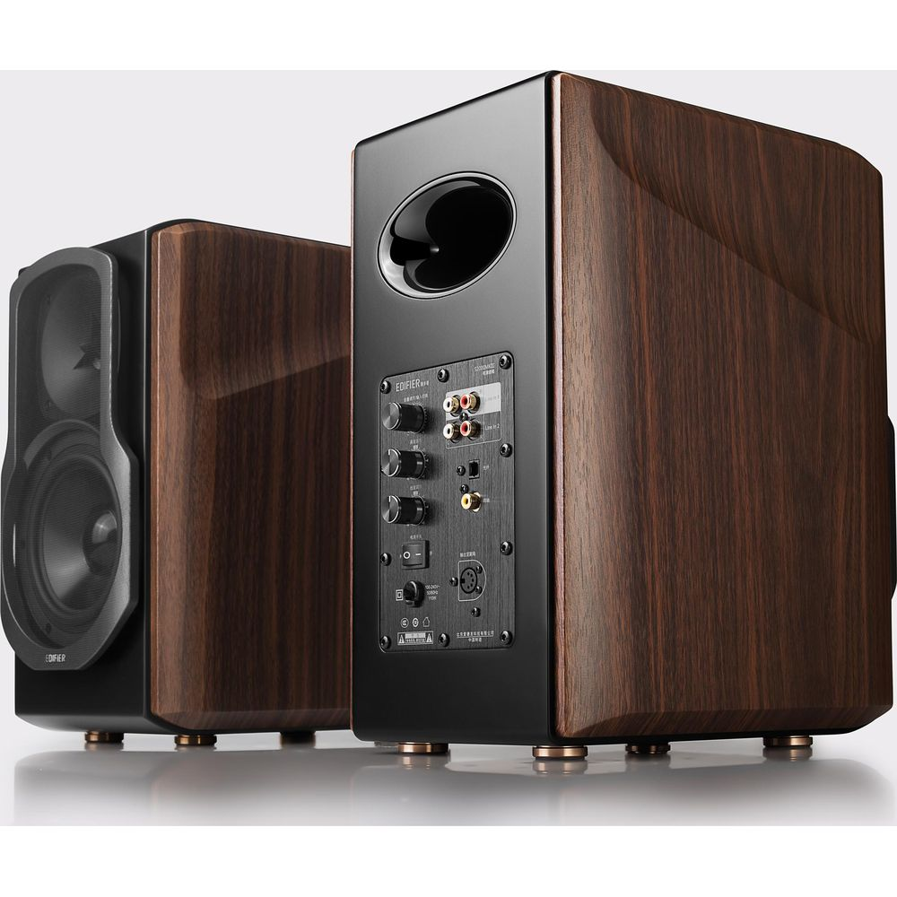 Dwa drewniane głośniki z czarnymi frontami, kontrolki na tylnym panelu.