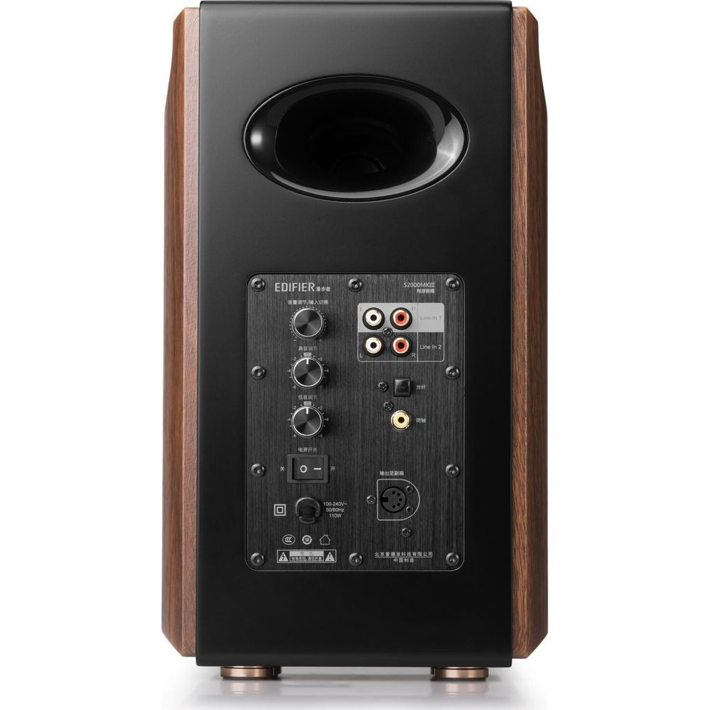 Tył czarnego głośnika ze złączami, gałkami i wyłącznikiem zasilania.