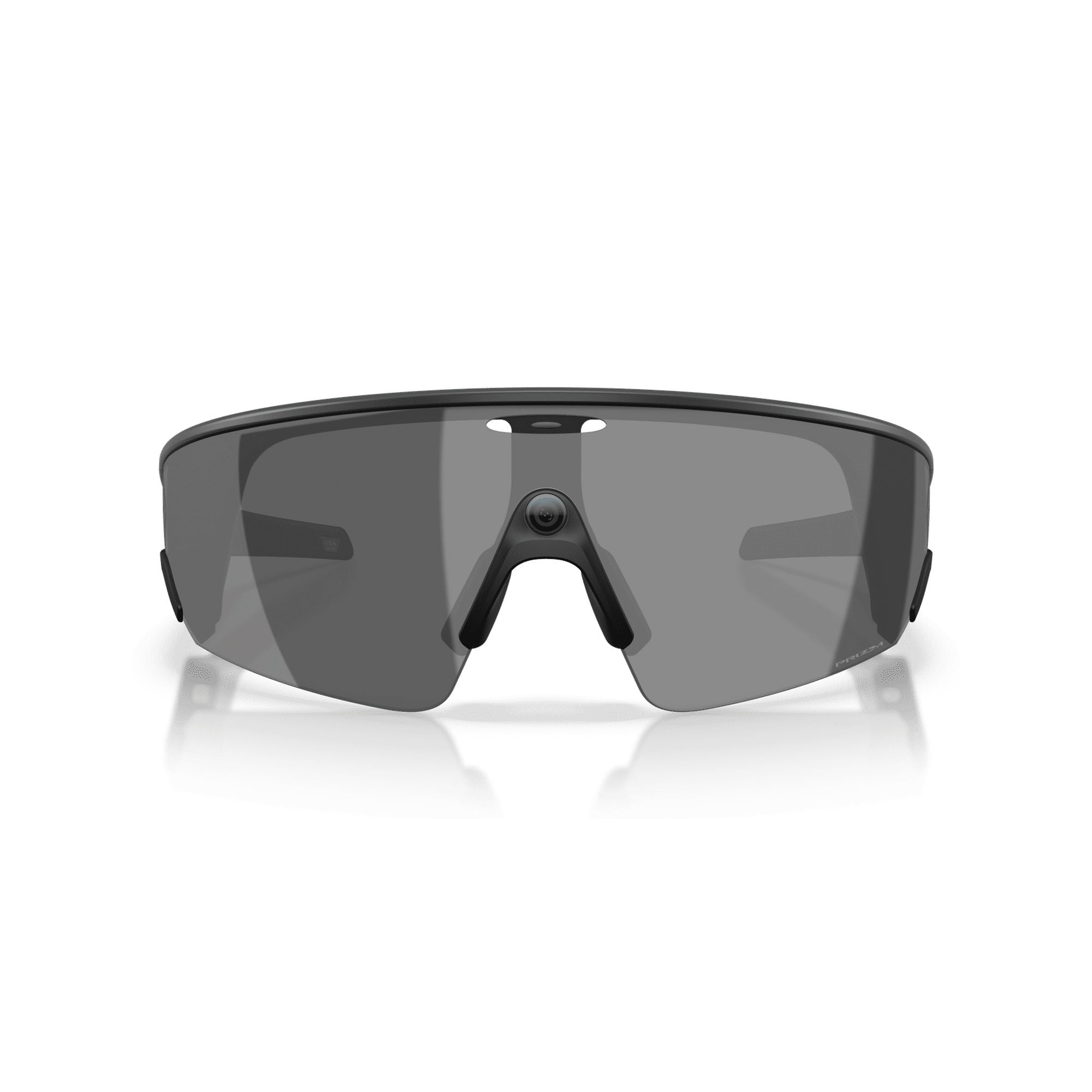 Occhiali da sole sportivi grigio scuro con visiera larga e montatura nera.