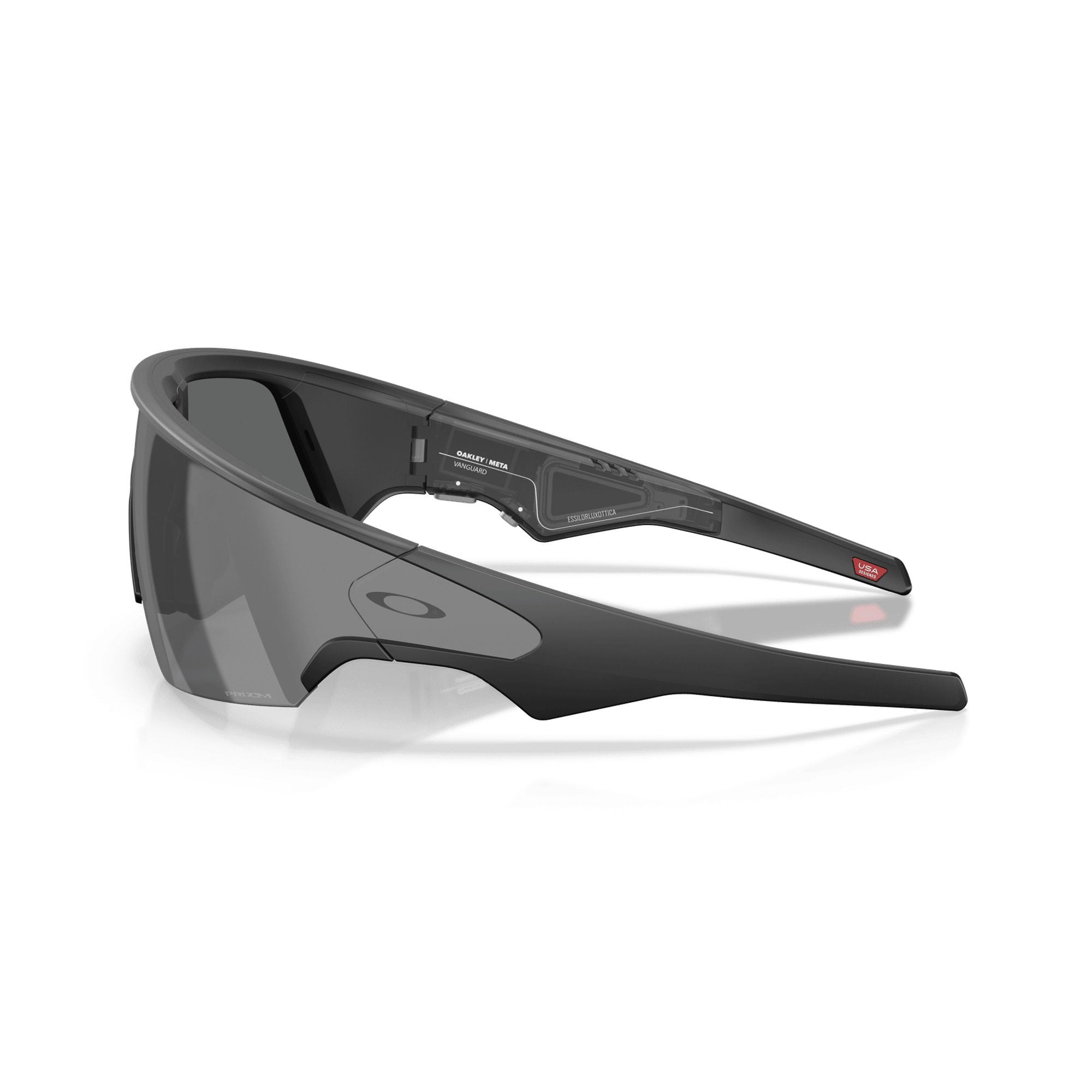 Occhiali da sole sportivi Oakley grigi con lente larga e scura e montatura nera.