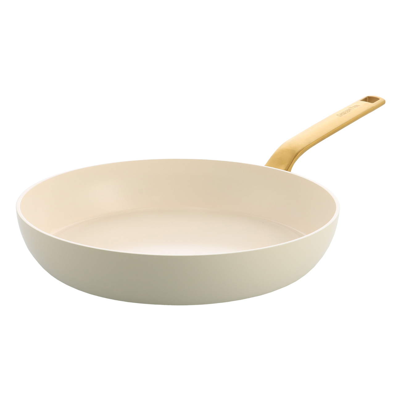 Eine cremefarbene Pfanne mit einem goldenen Griff, isoliert auf weißem Hintergrund.