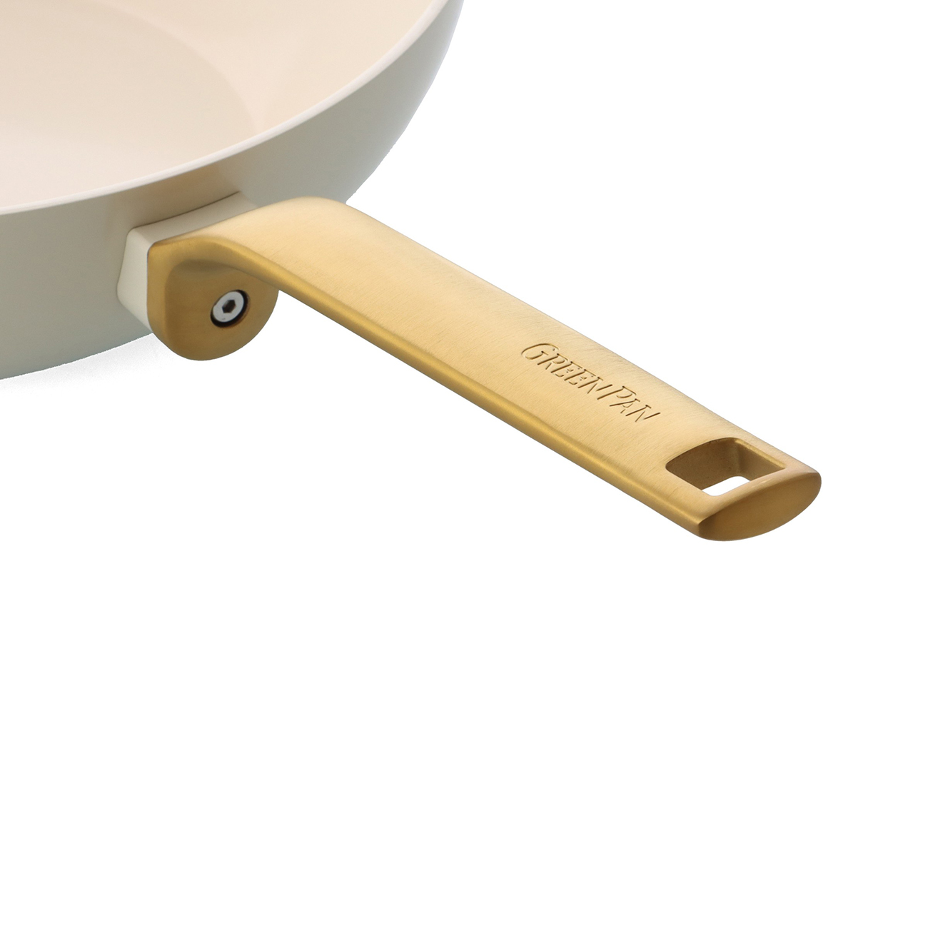Eine cremefarbene Pfanne mit einem goldenen Griff, auf dem GREENPAN steht.