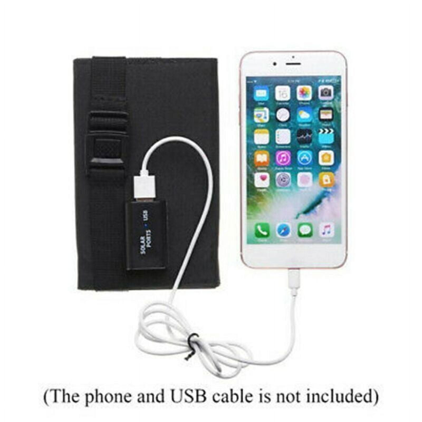 Schwarzes Solarpanel mit USB-Anschluss und weißem Kabel, das mit einem Smartphone verbunden ist.